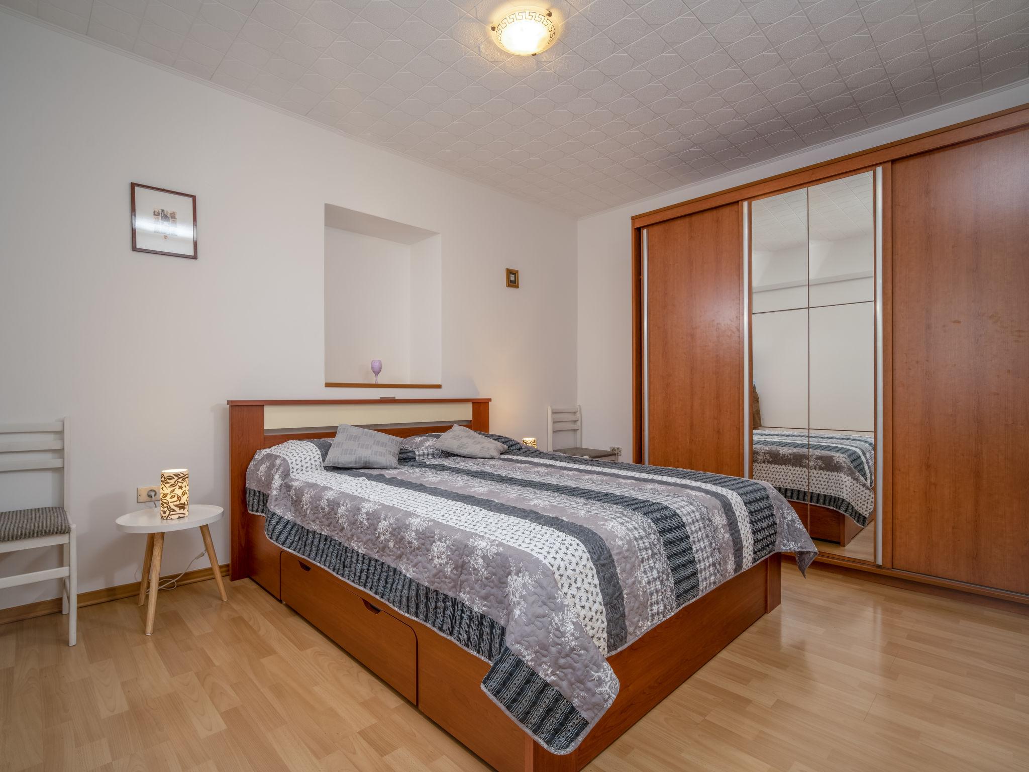 Foto 4 - Appartamento con 1 camera da letto a Umag con terrazza e vista mare