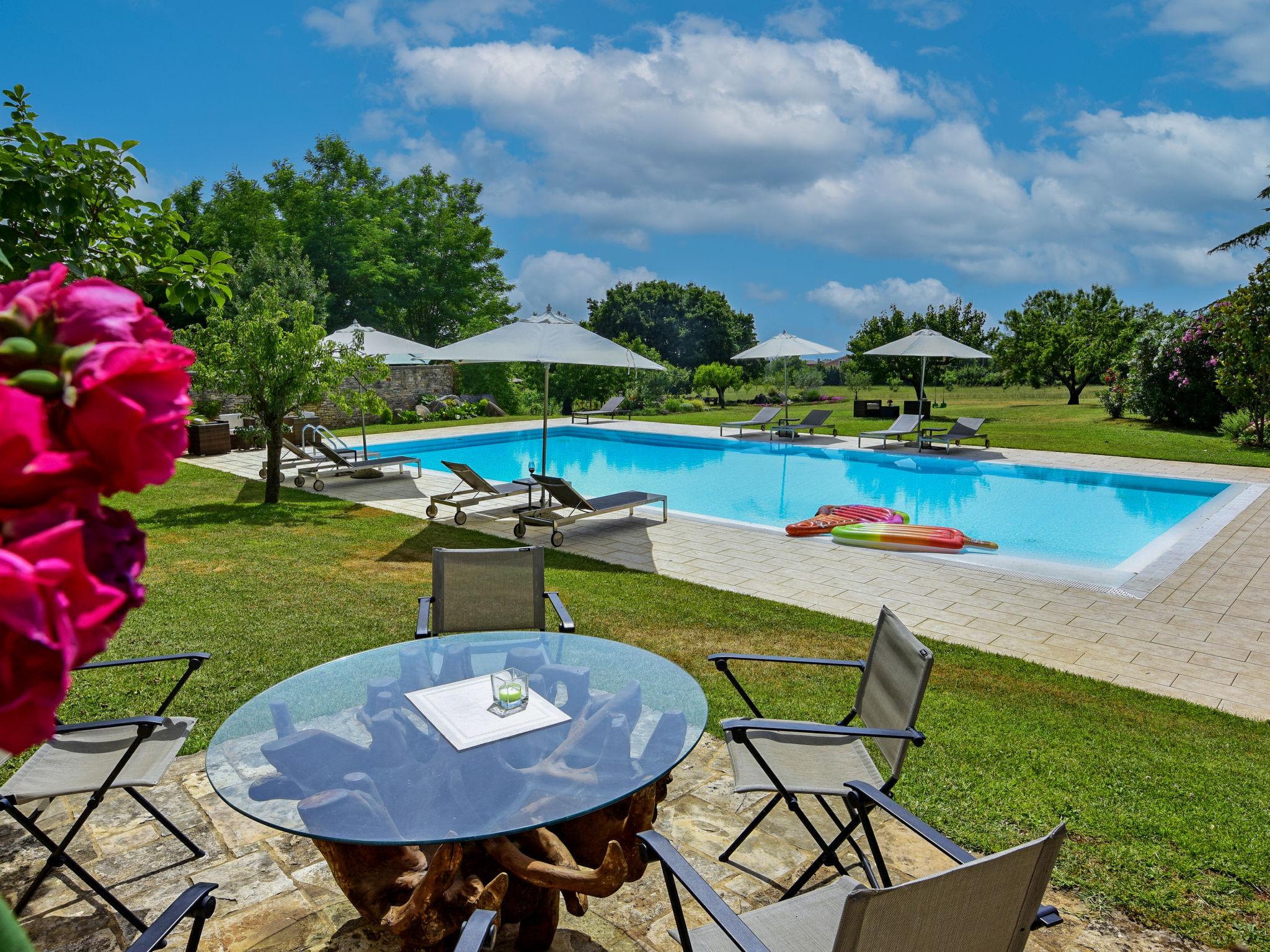 Foto 2 - Haus mit 1 Schlafzimmer in Kaštelir-Labinci mit schwimmbad und garten