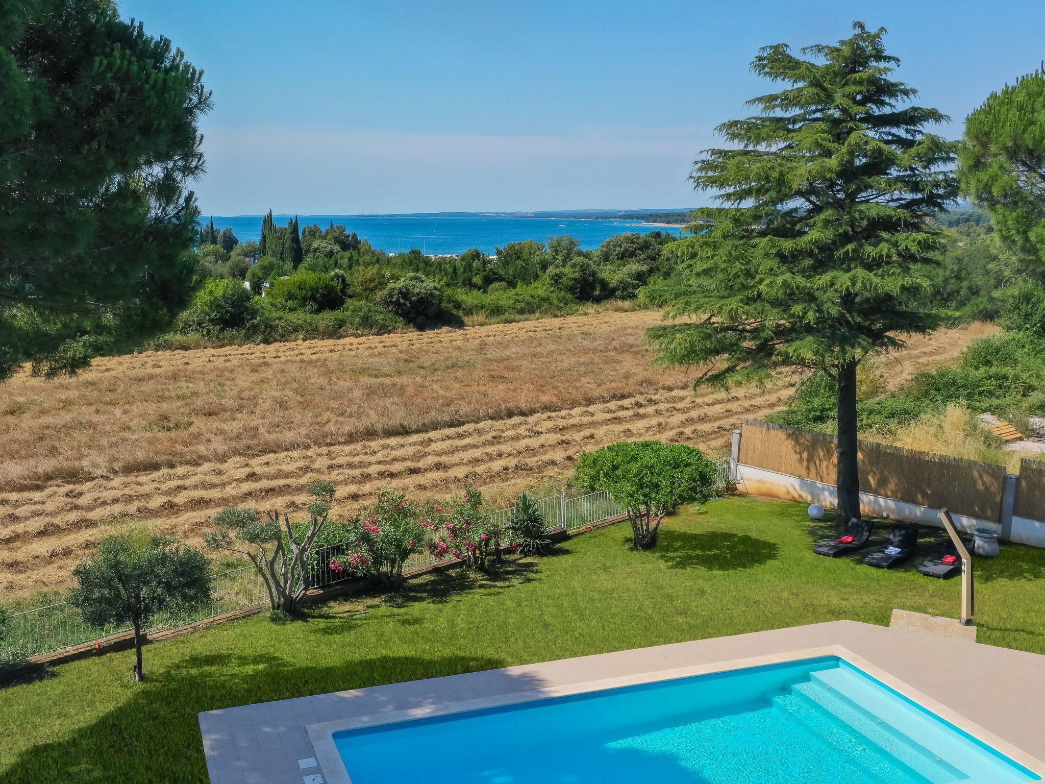 Foto 2 - Casa con 4 camere da letto a Pola con piscina privata e vista mare