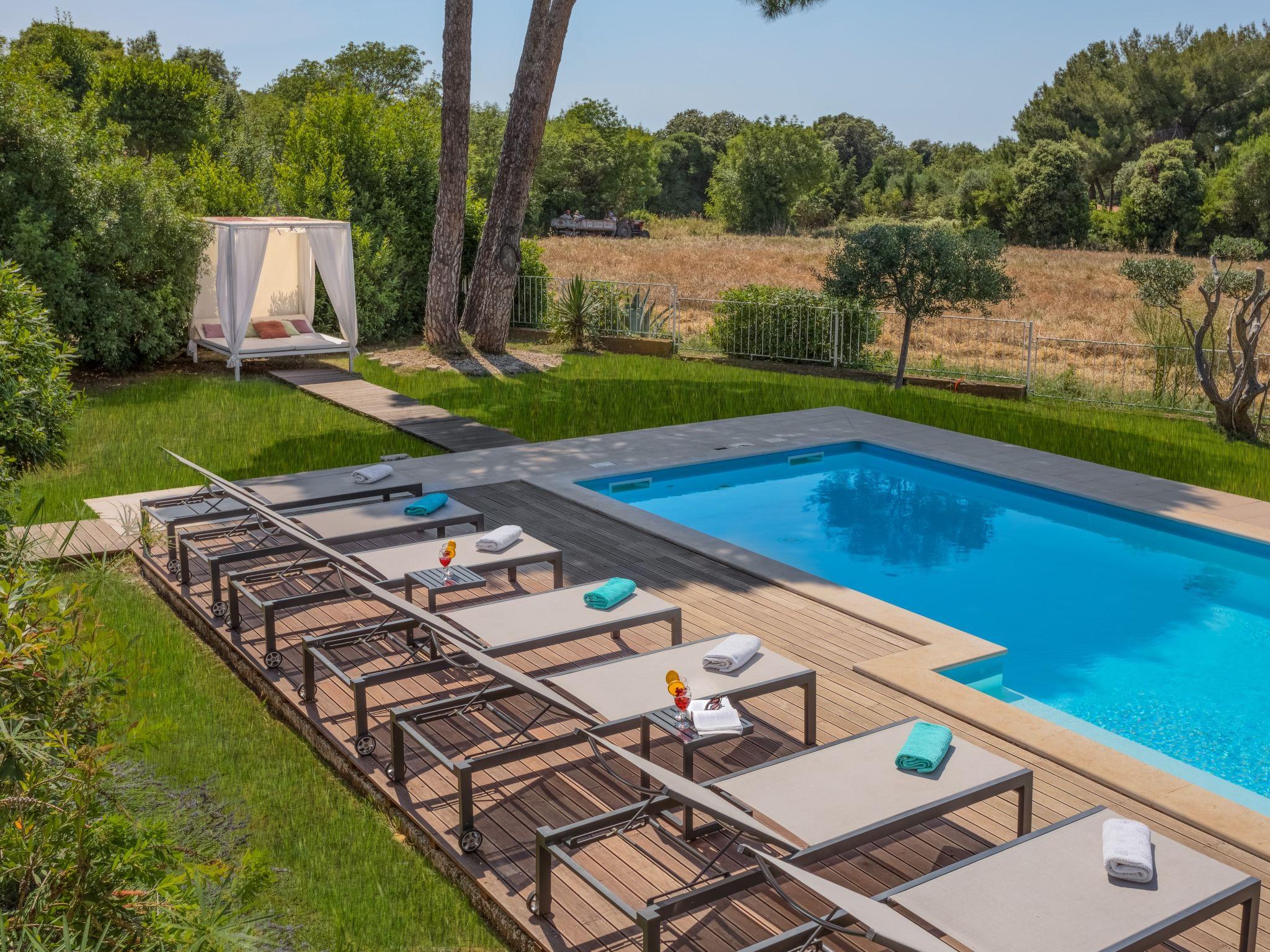 Foto 41 - Casa con 4 camere da letto a Pola con piscina privata e vista mare