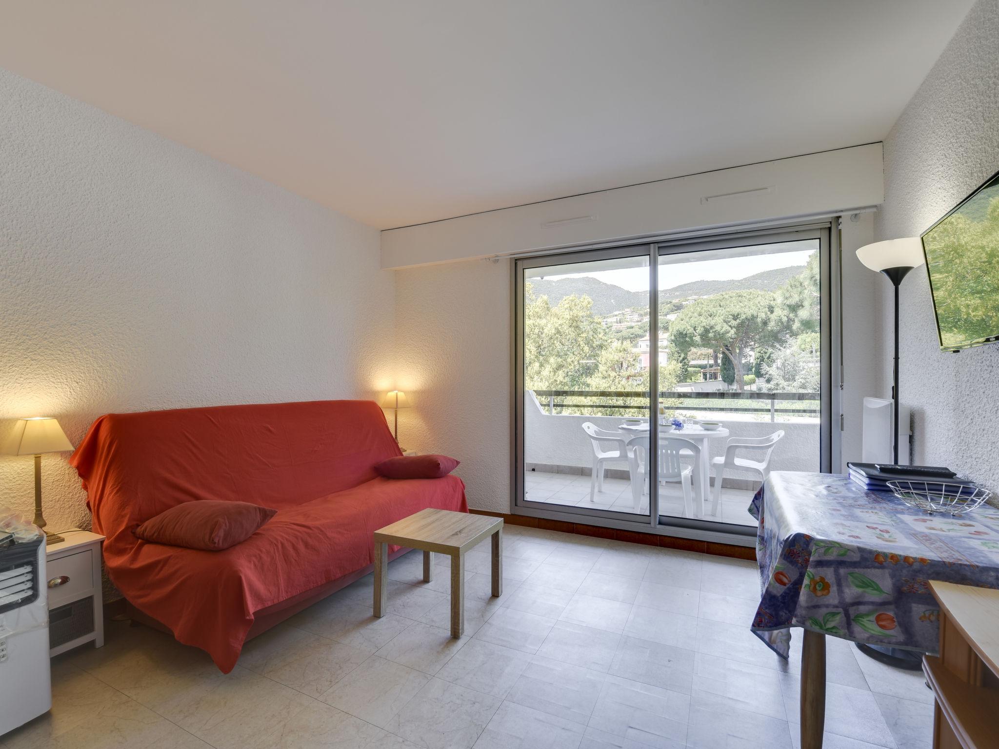 Photo 3 - Apartment in Cavalaire-sur-Mer with terrace and sea view