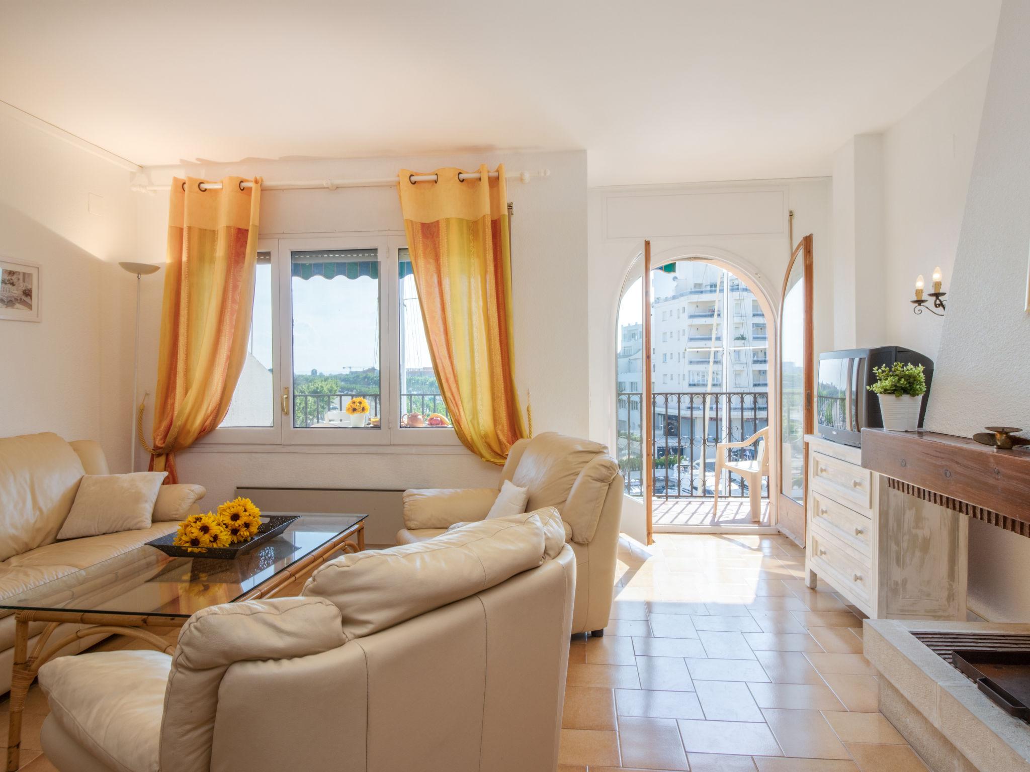 Foto 6 - Apartamento de 2 quartos em Castelló d'Empúries com vistas do mar