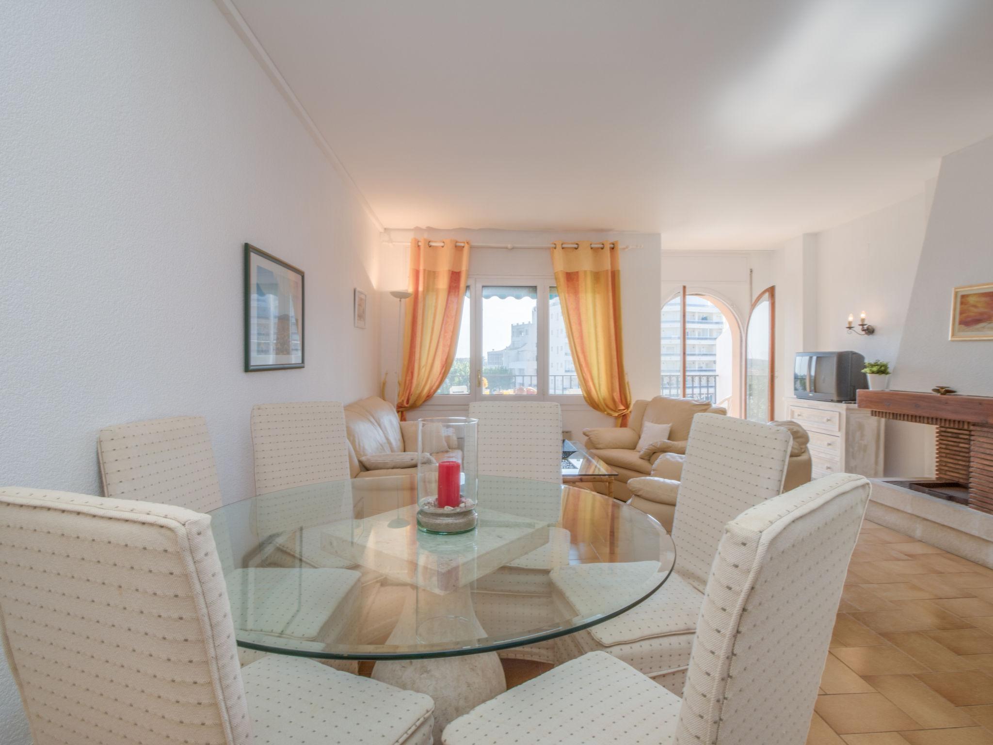 Foto 7 - Apartamento de 2 quartos em Castelló d'Empúries com vistas do mar