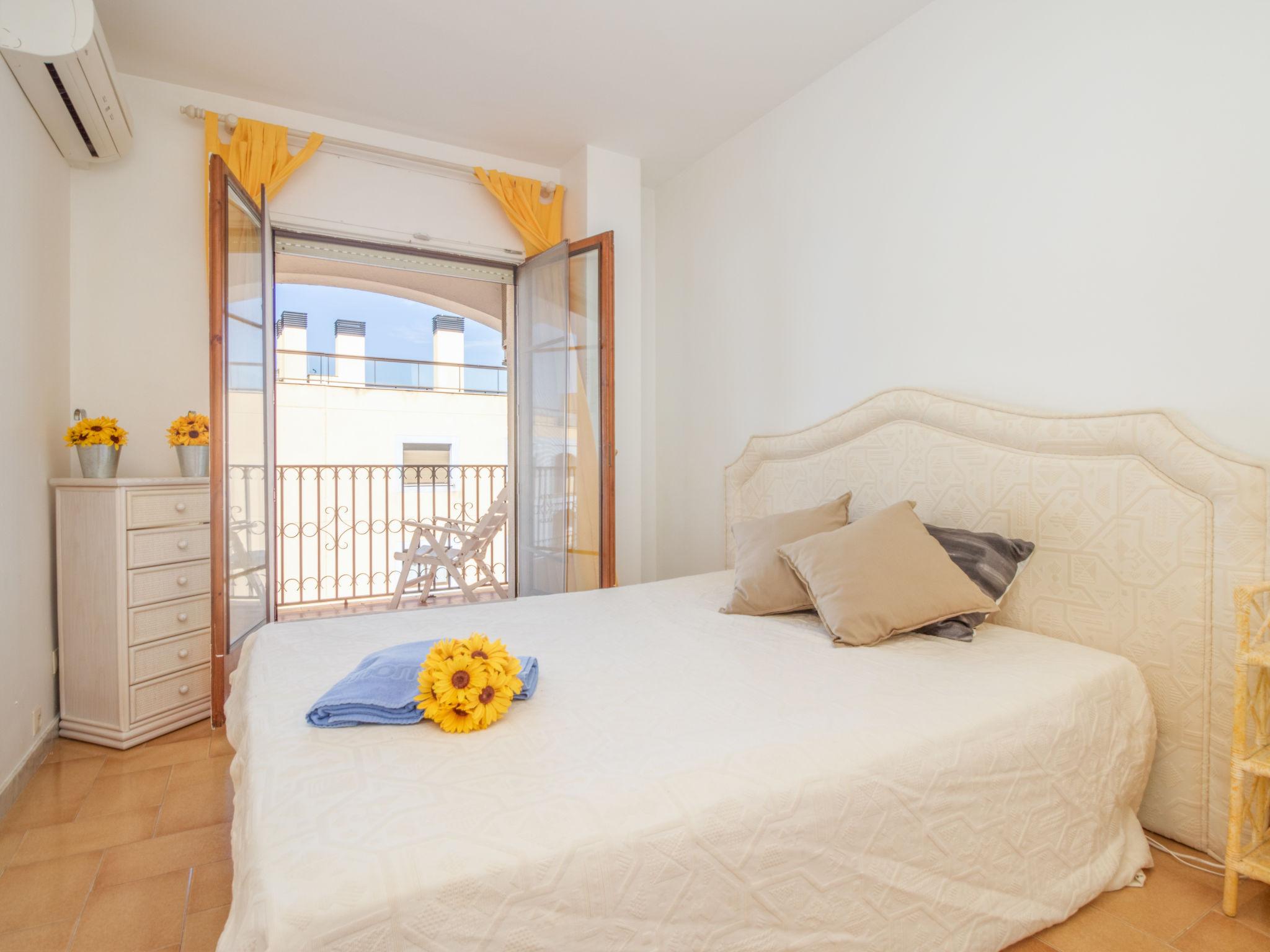 Foto 13 - Apartamento de 2 quartos em Castelló d'Empúries com vistas do mar