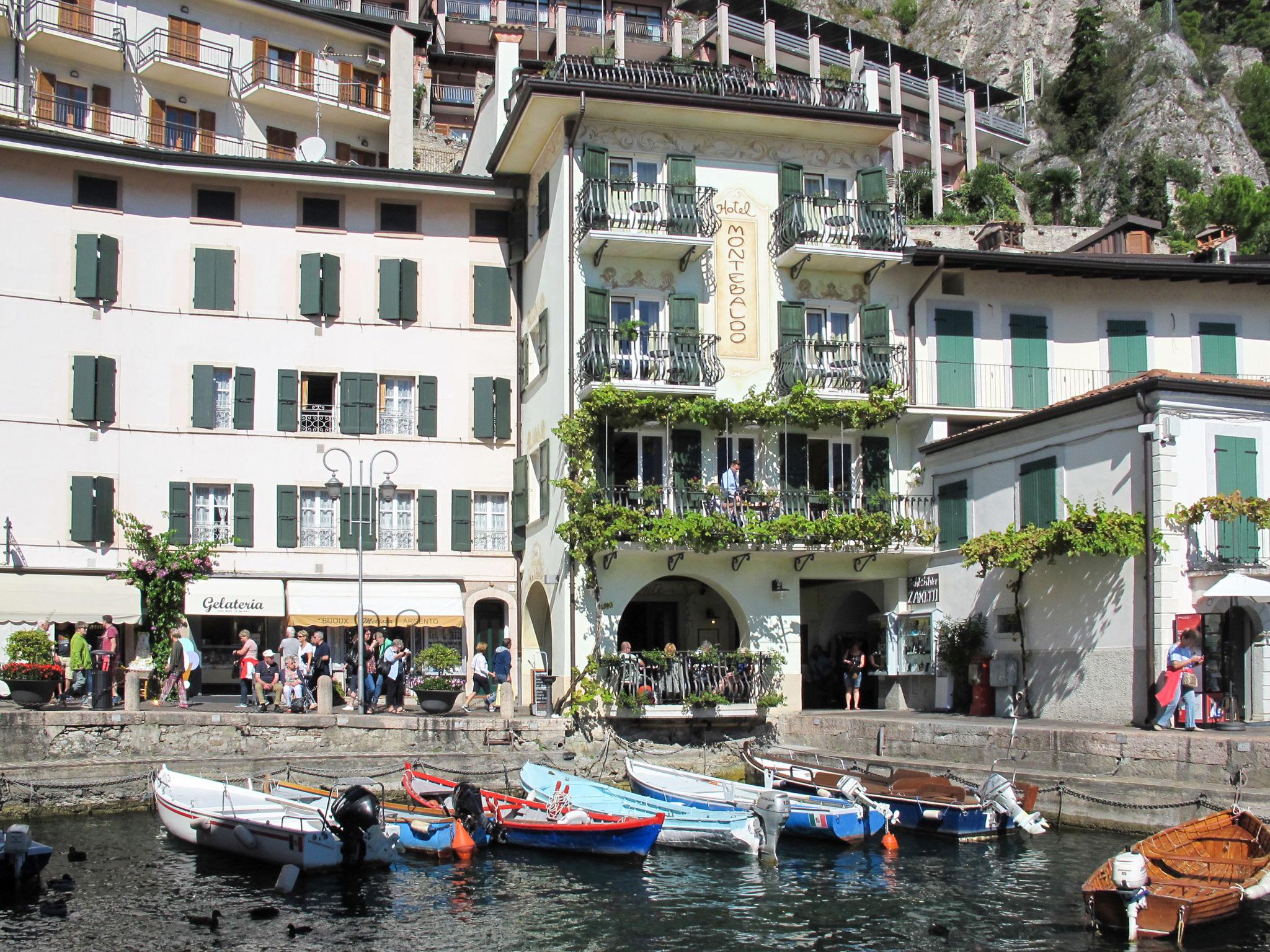 Foto 30 - Apartamento en Limone sul Garda con piscina y vistas a la montaña