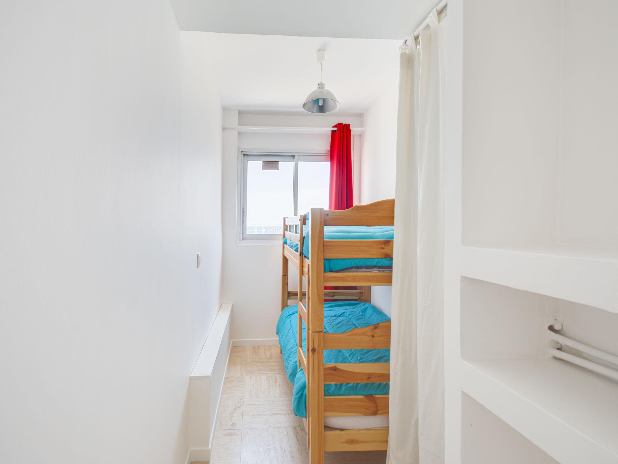 Foto 13 - Appartamento con 2 camere da letto a Hyères con vista mare