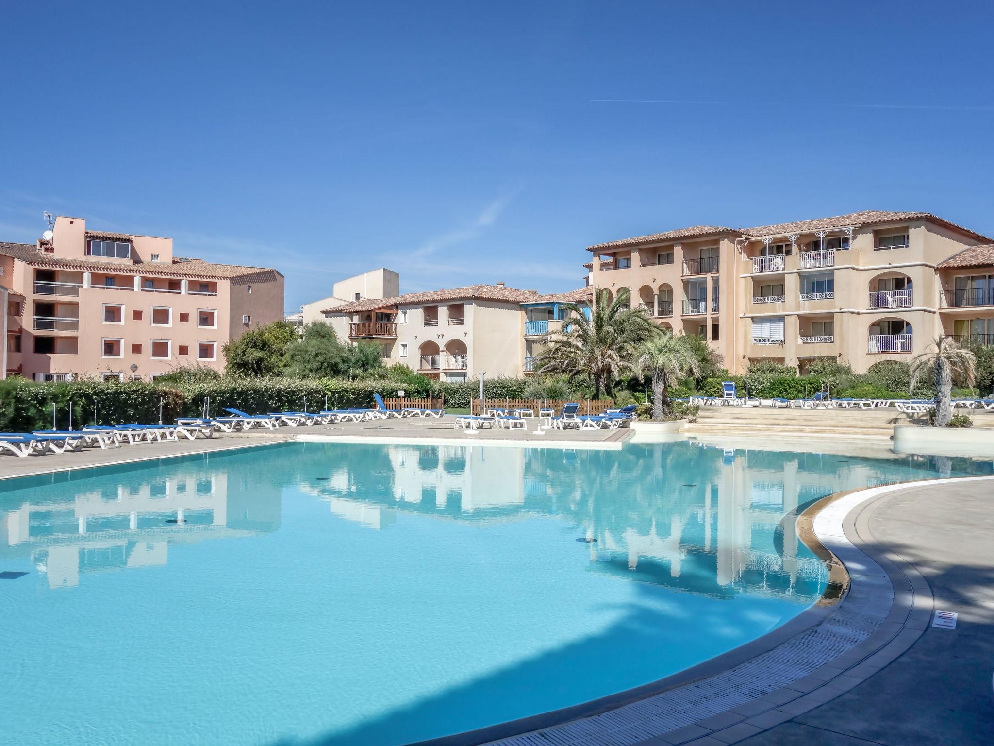 Photo 13 - 2 bedroom Apartment in Six-Fours-les-Plages with swimming pool and terrace