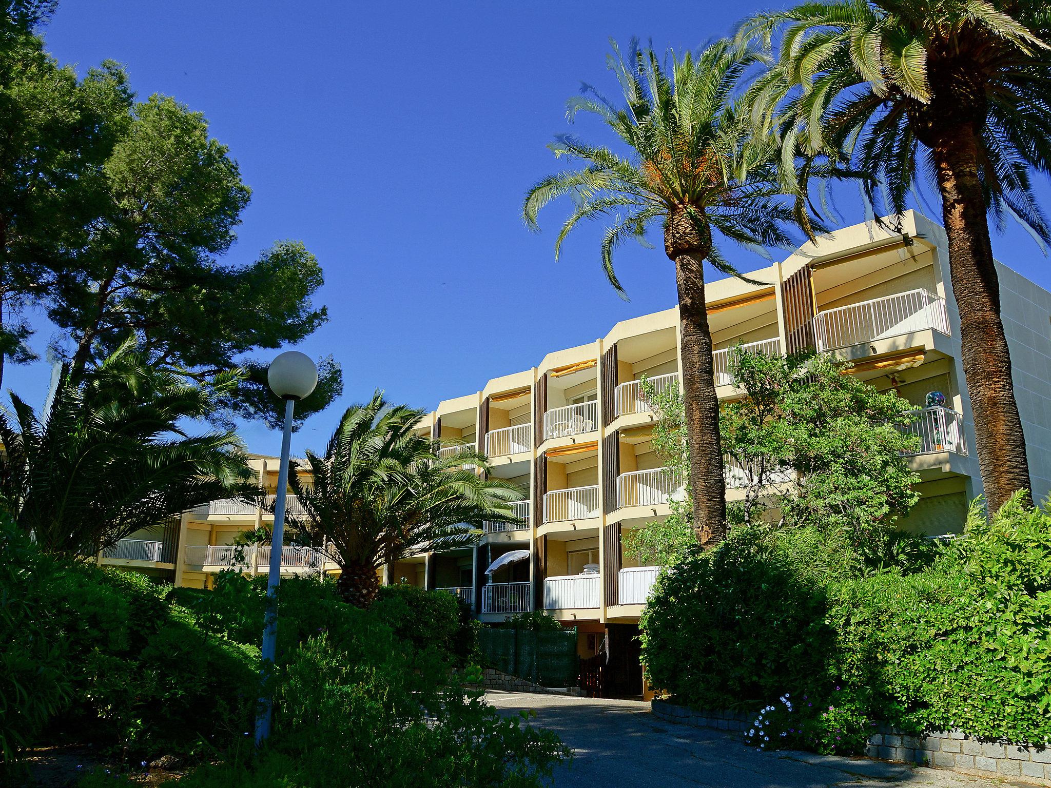 Photo 3 - Apartment in Saint-Raphaël with garden and sea view