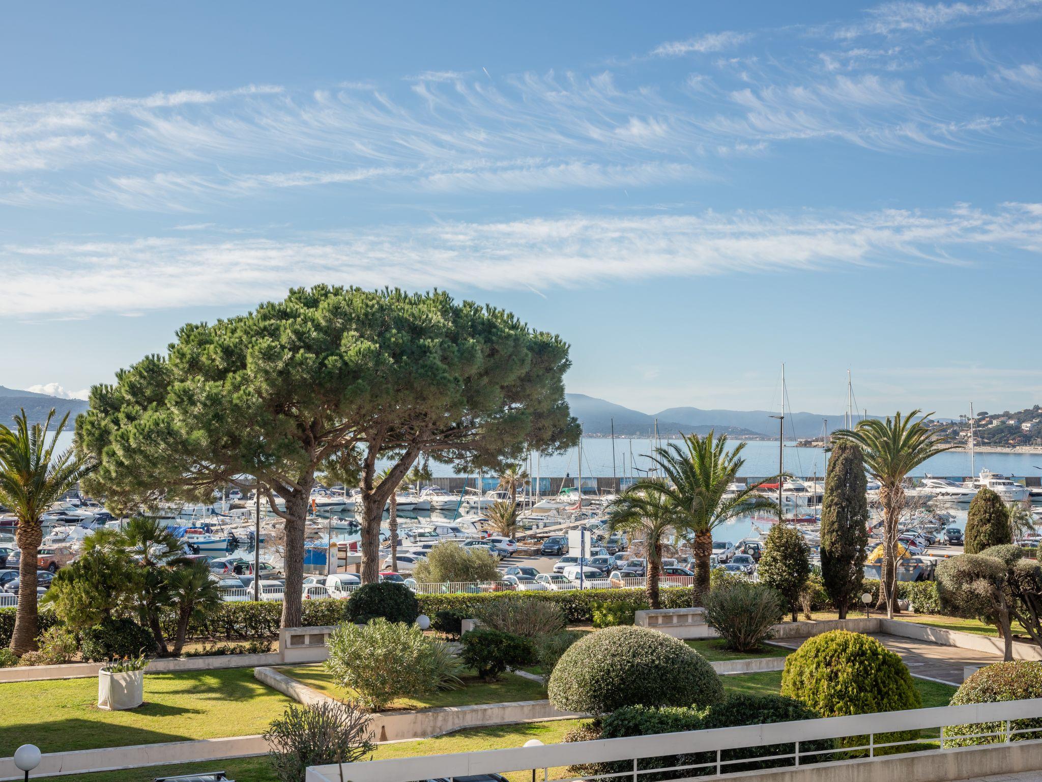 Foto 13 - Appartamento con 1 camera da letto a Sainte-Maxime con terrazza e vista mare