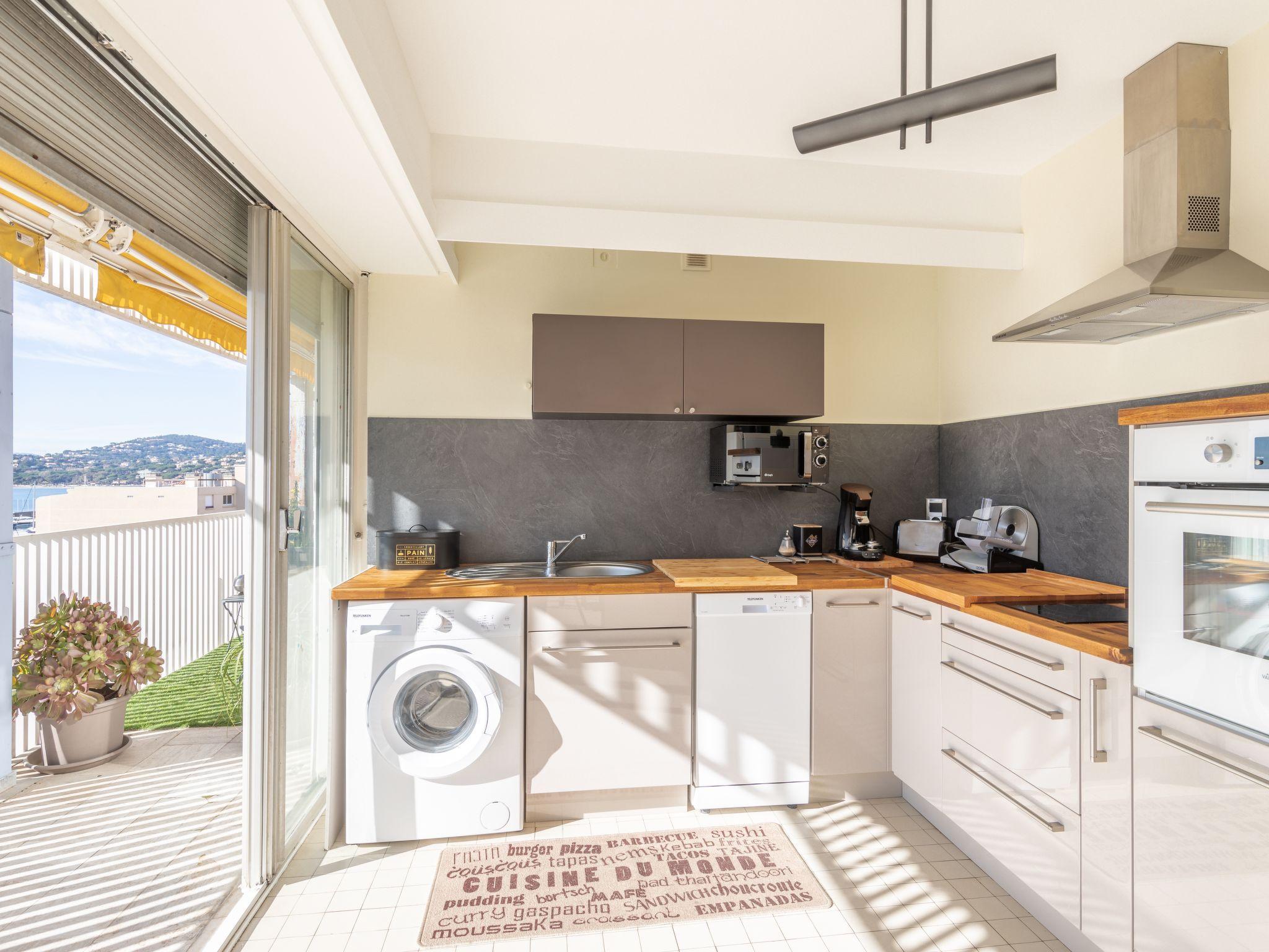 Foto 4 - Appartamento con 1 camera da letto a Sainte-Maxime con terrazza e vista mare