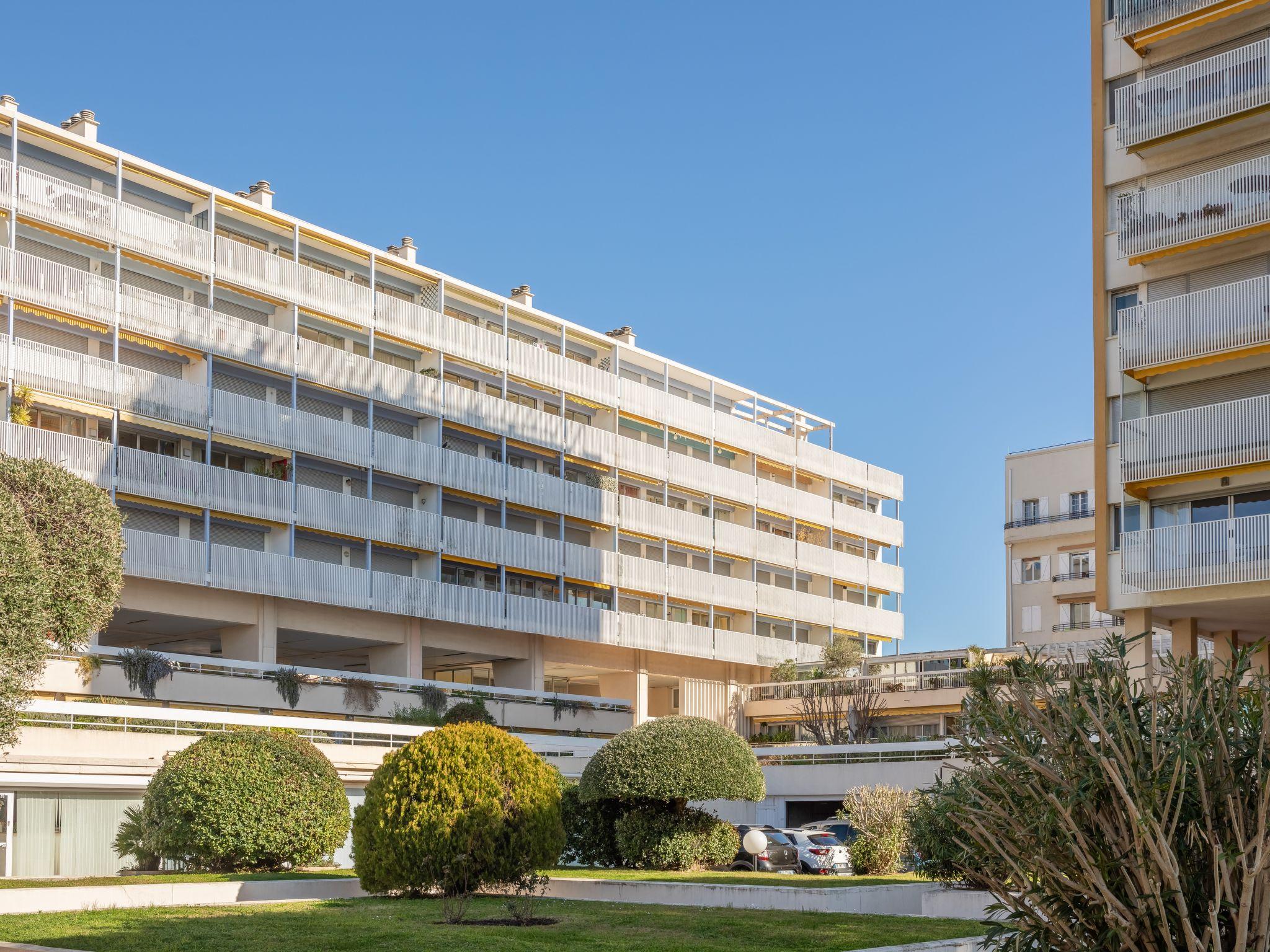 Foto 14 - Apartment mit 1 Schlafzimmer in Sainte-Maxime mit terrasse und blick aufs meer