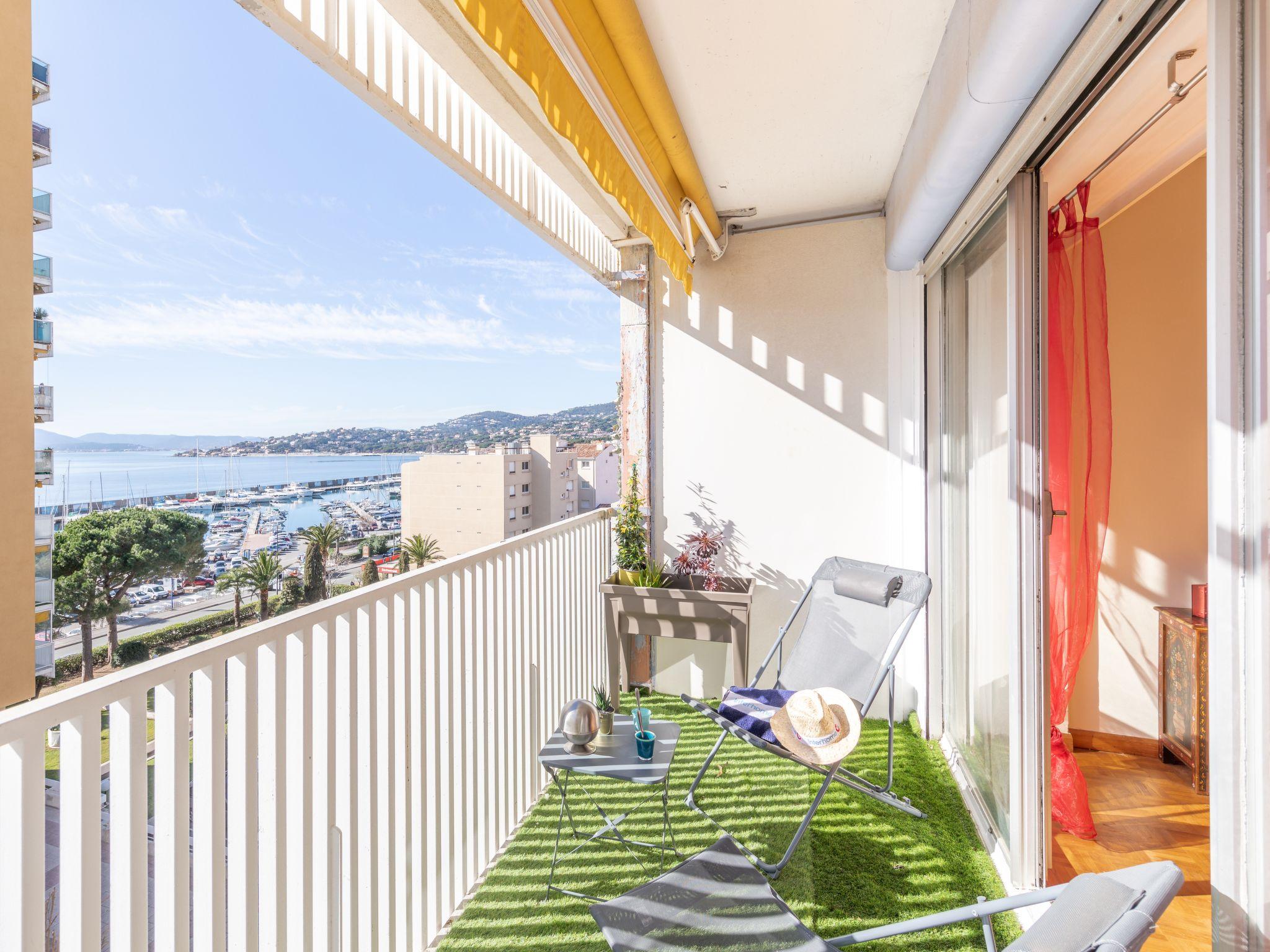 Foto 1 - Appartamento con 1 camera da letto a Sainte-Maxime con terrazza e vista mare