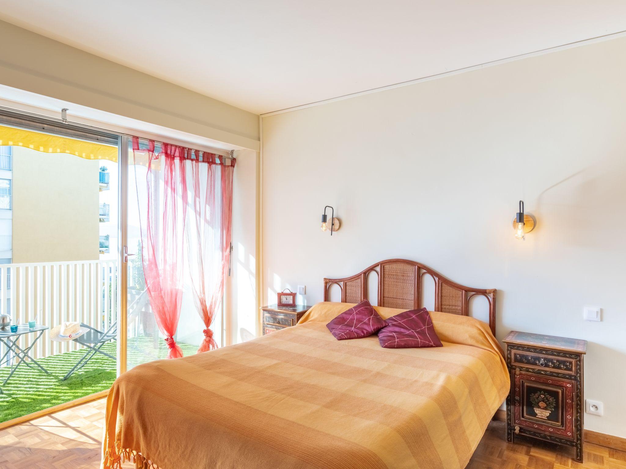 Foto 3 - Apartment mit 1 Schlafzimmer in Sainte-Maxime mit terrasse und blick aufs meer