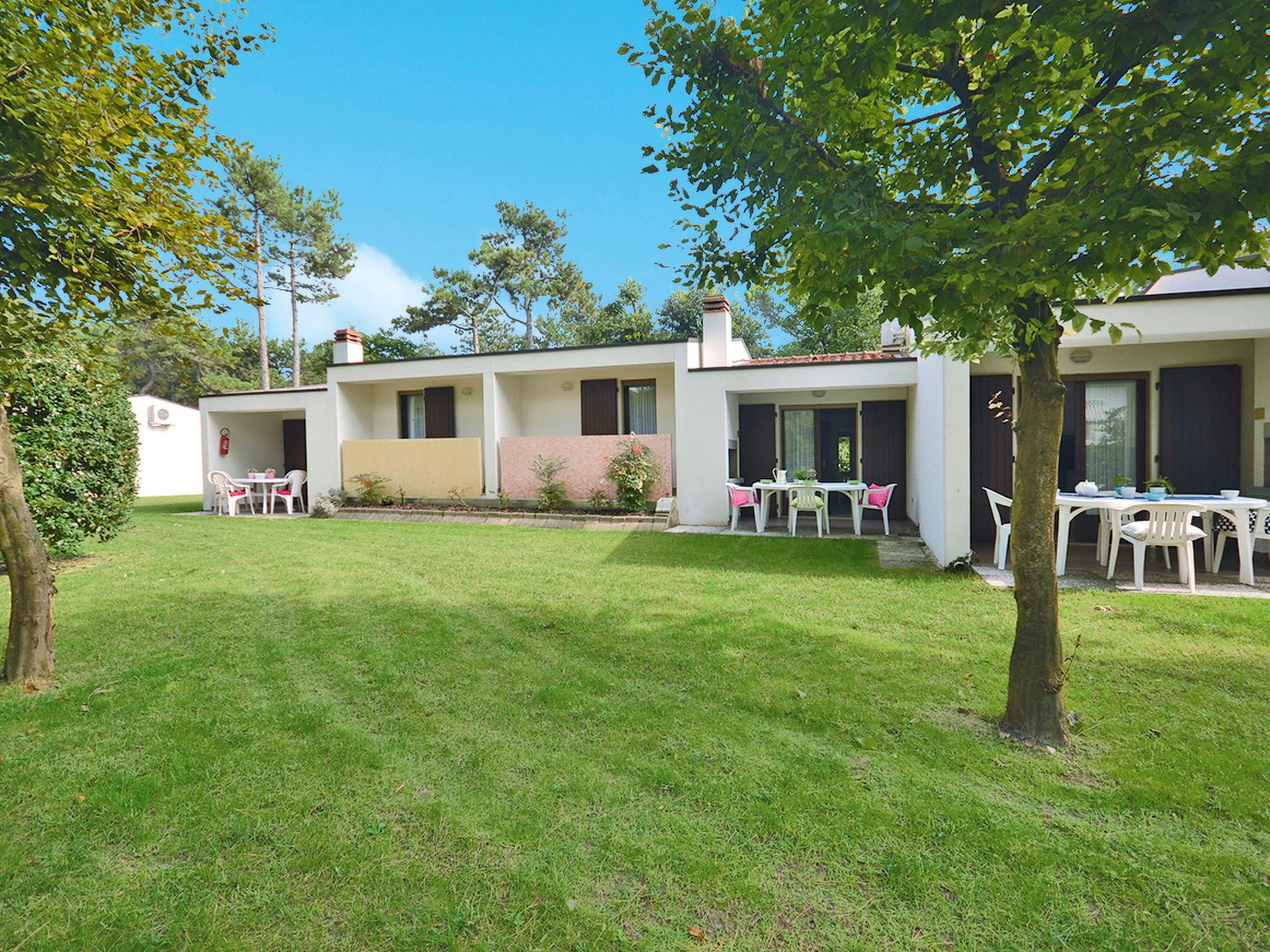 Foto 3 - Casa de 2 quartos em San Michele al Tagliamento com piscina e jardim