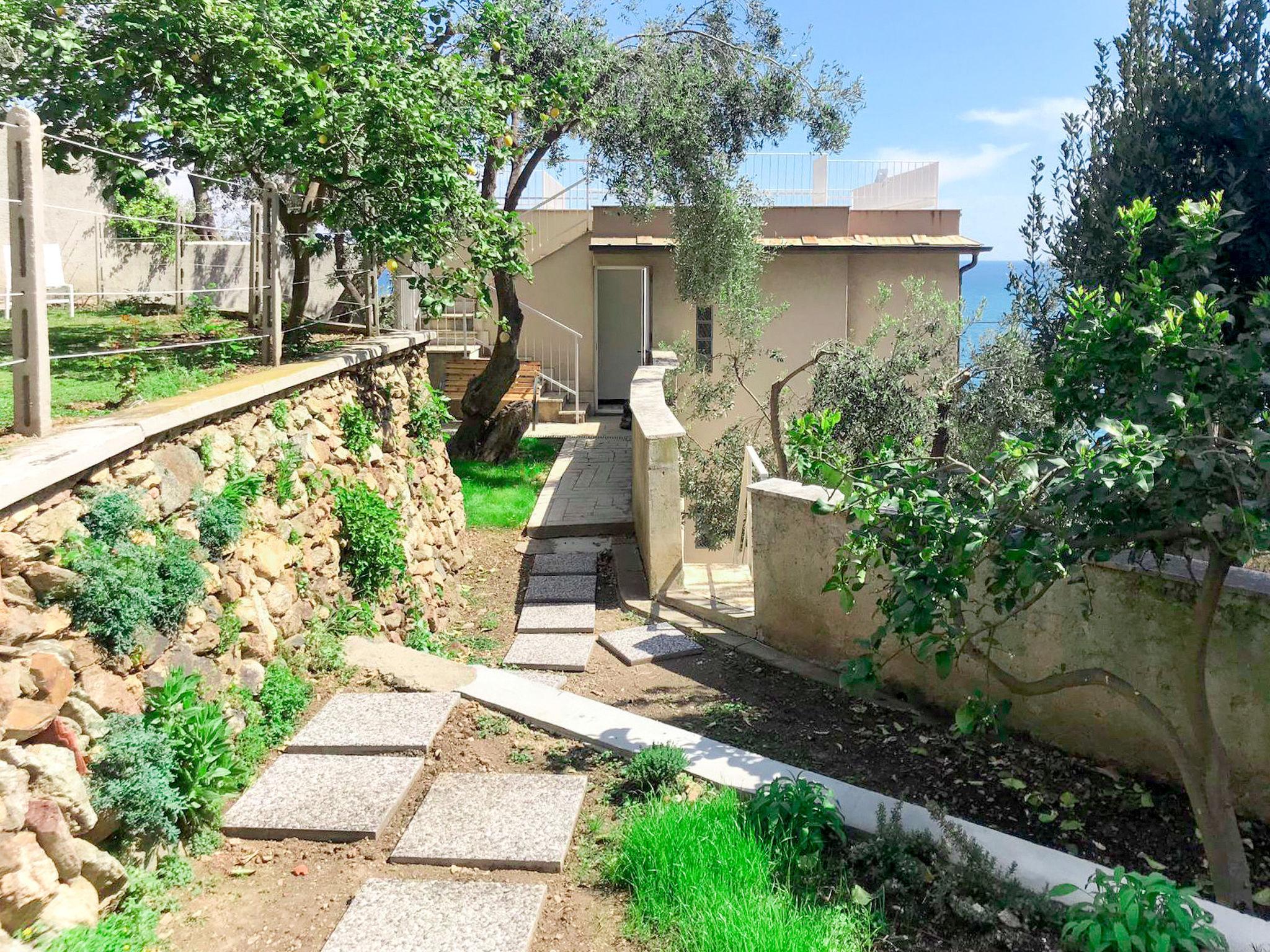 Photo 4 - Maison de 2 chambres à Bergeggi avec jardin et terrasse