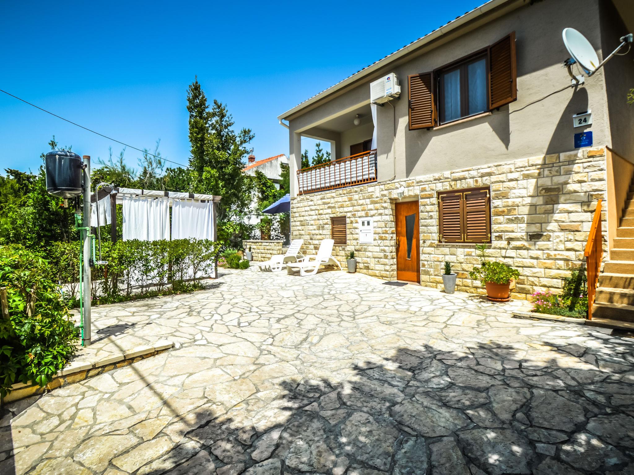 Foto 1 - Haus mit 3 Schlafzimmern in Jasenice mit terrasse und blick aufs meer