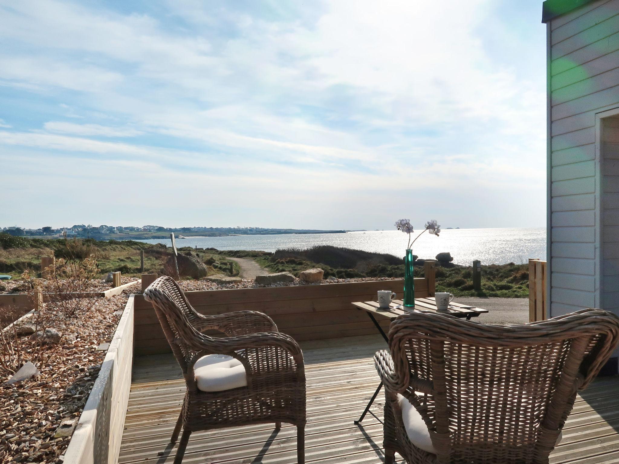 Foto 1 - Casa de 1 habitación en Lanildut con terraza y vistas al mar
