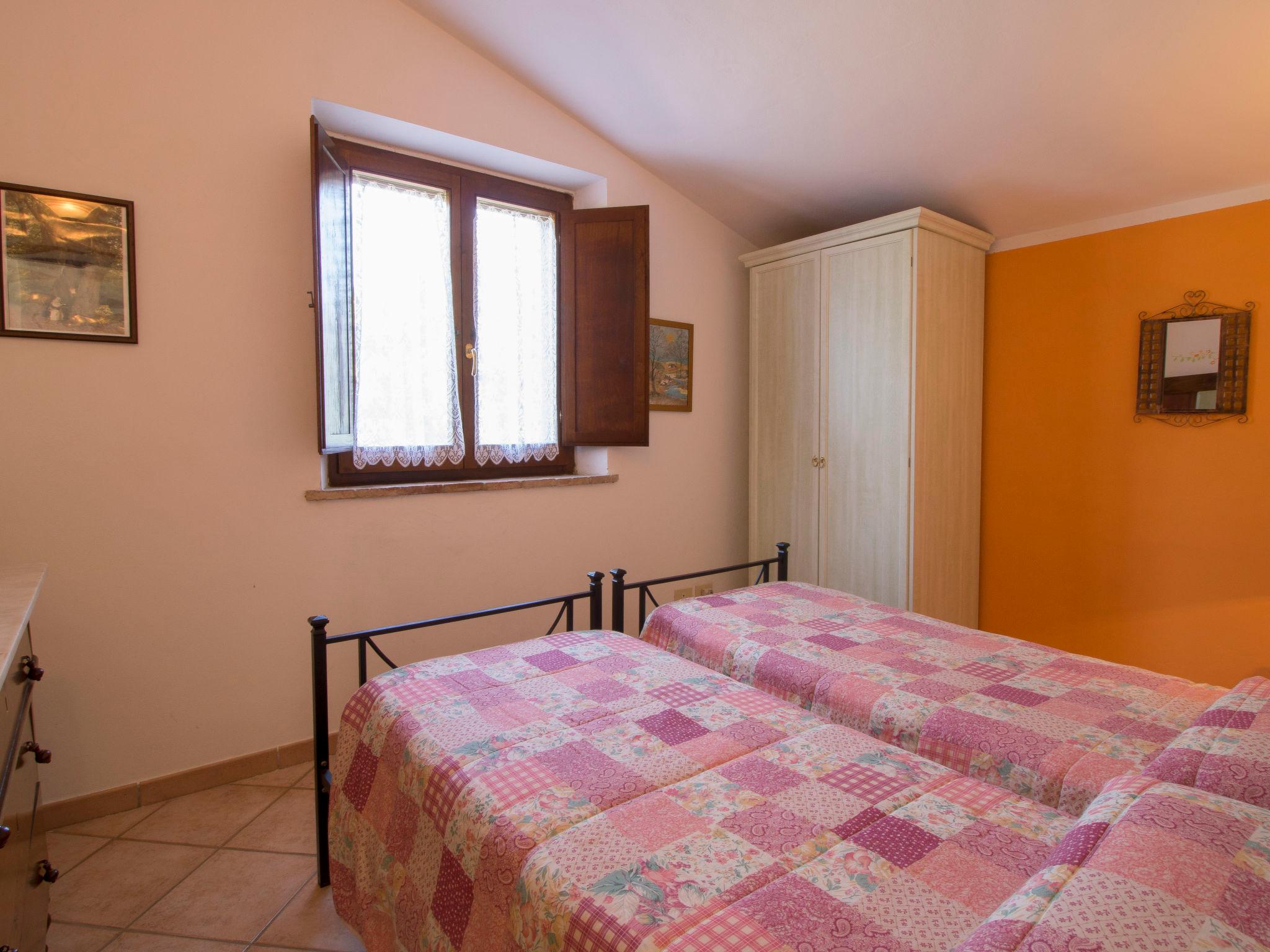 Photo 16 - 4 bedroom House in Baschi with private pool and garden