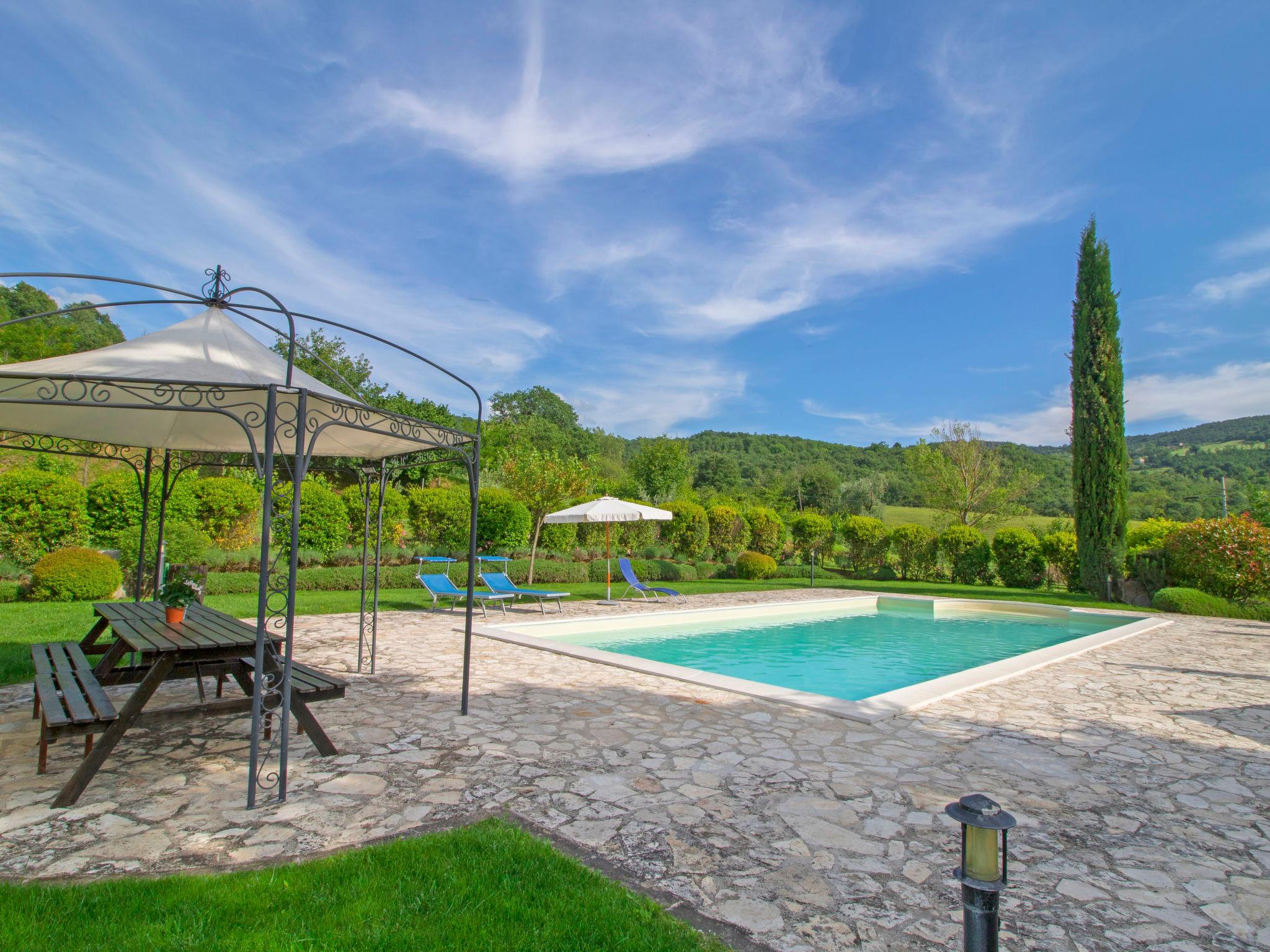 Foto 3 - Casa de 4 habitaciones en Baschi con piscina privada y jardín