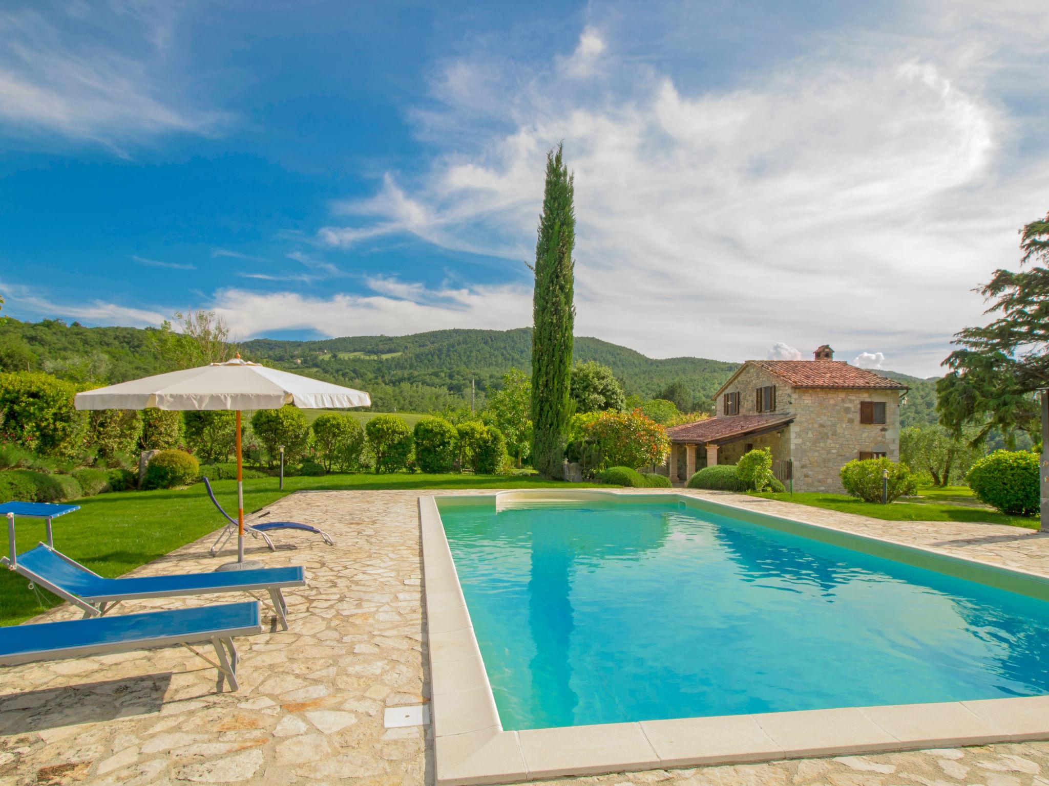 Foto 1 - Casa de 4 habitaciones en Baschi con piscina privada y jardín