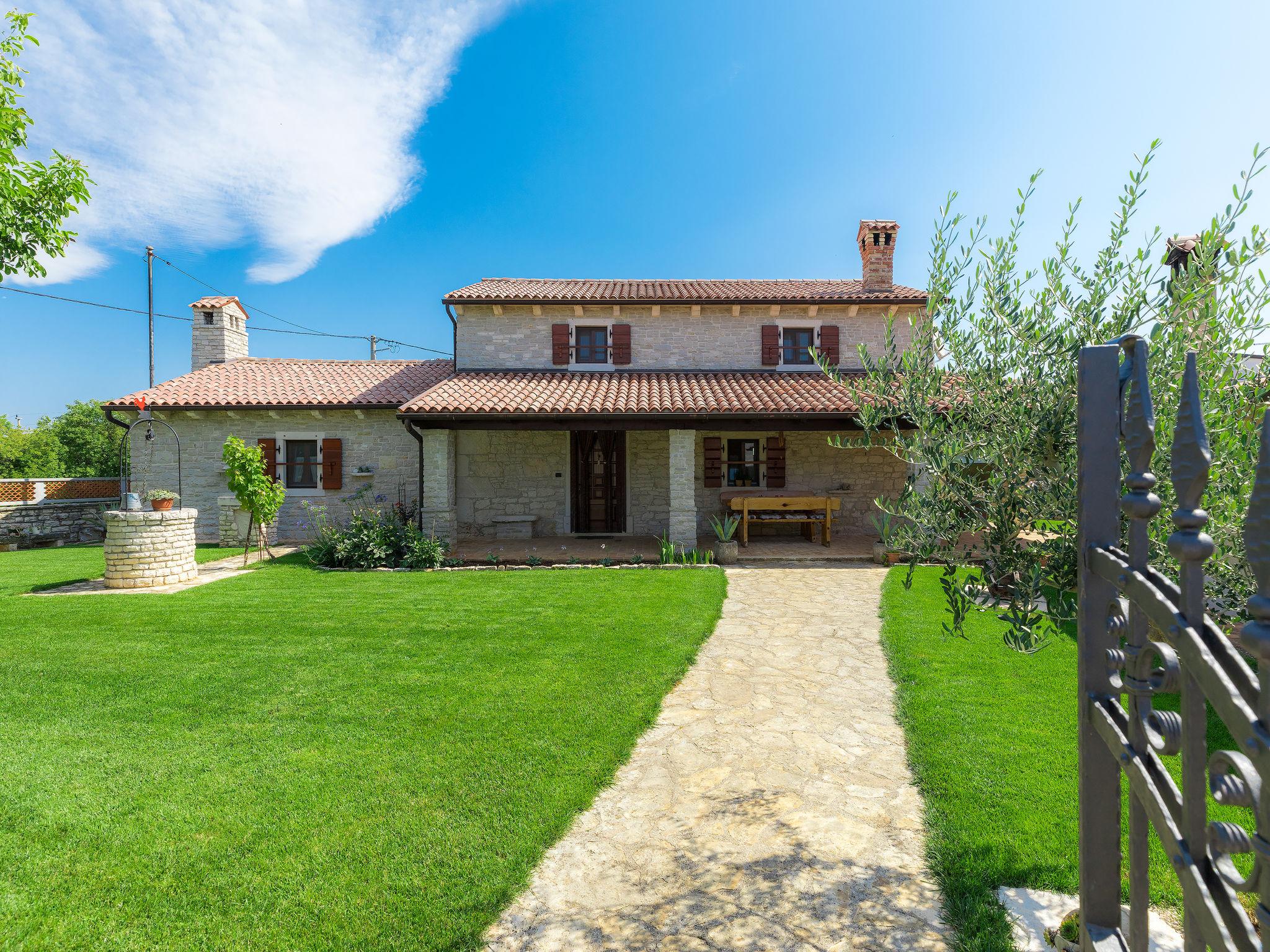 Foto 28 - Casa con 3 camere da letto a Žminj con piscina privata e vista mare