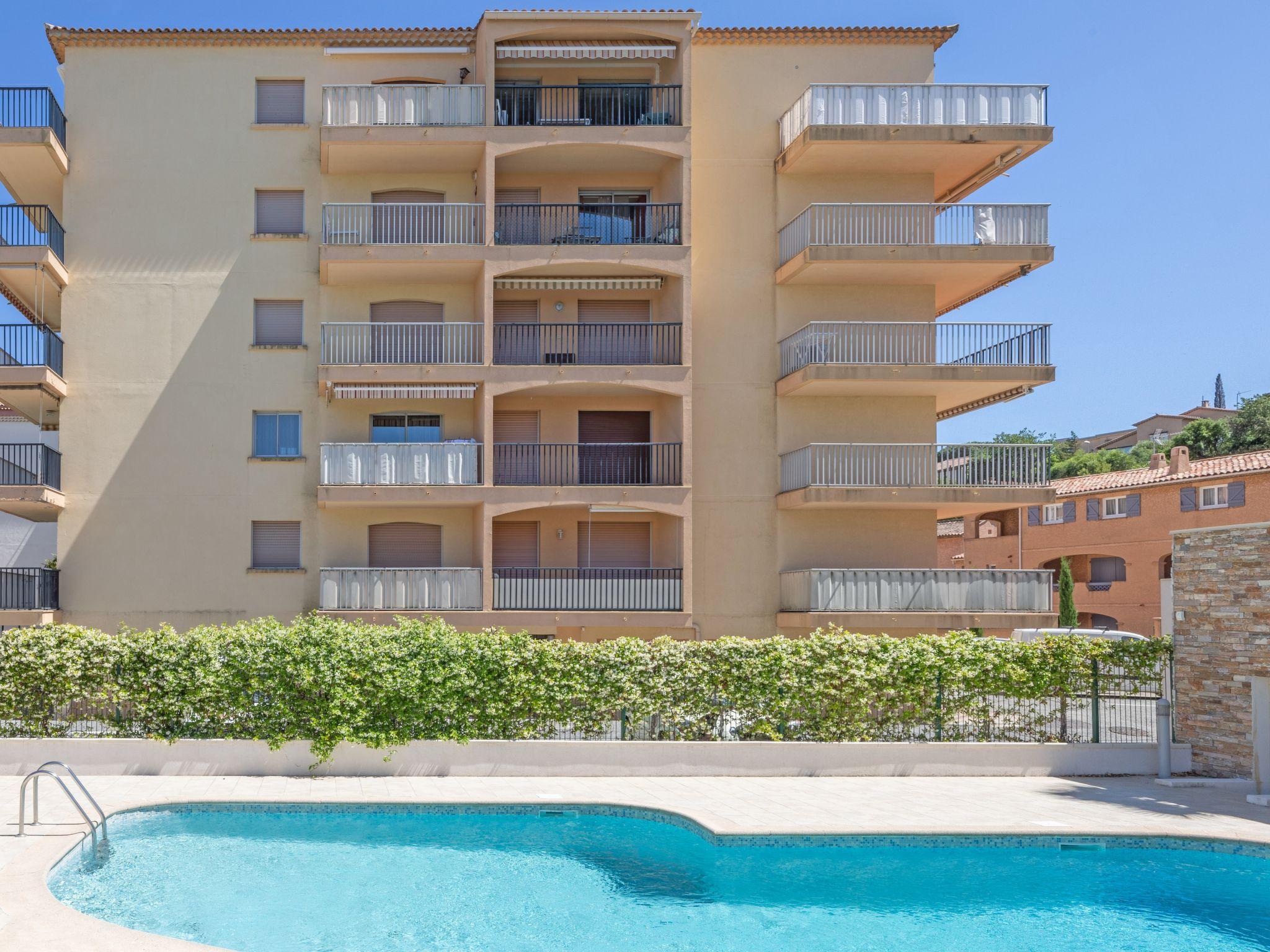 Foto 2 - Apartamento de 1 quarto em Sainte-Maxime com piscina e vistas do mar
