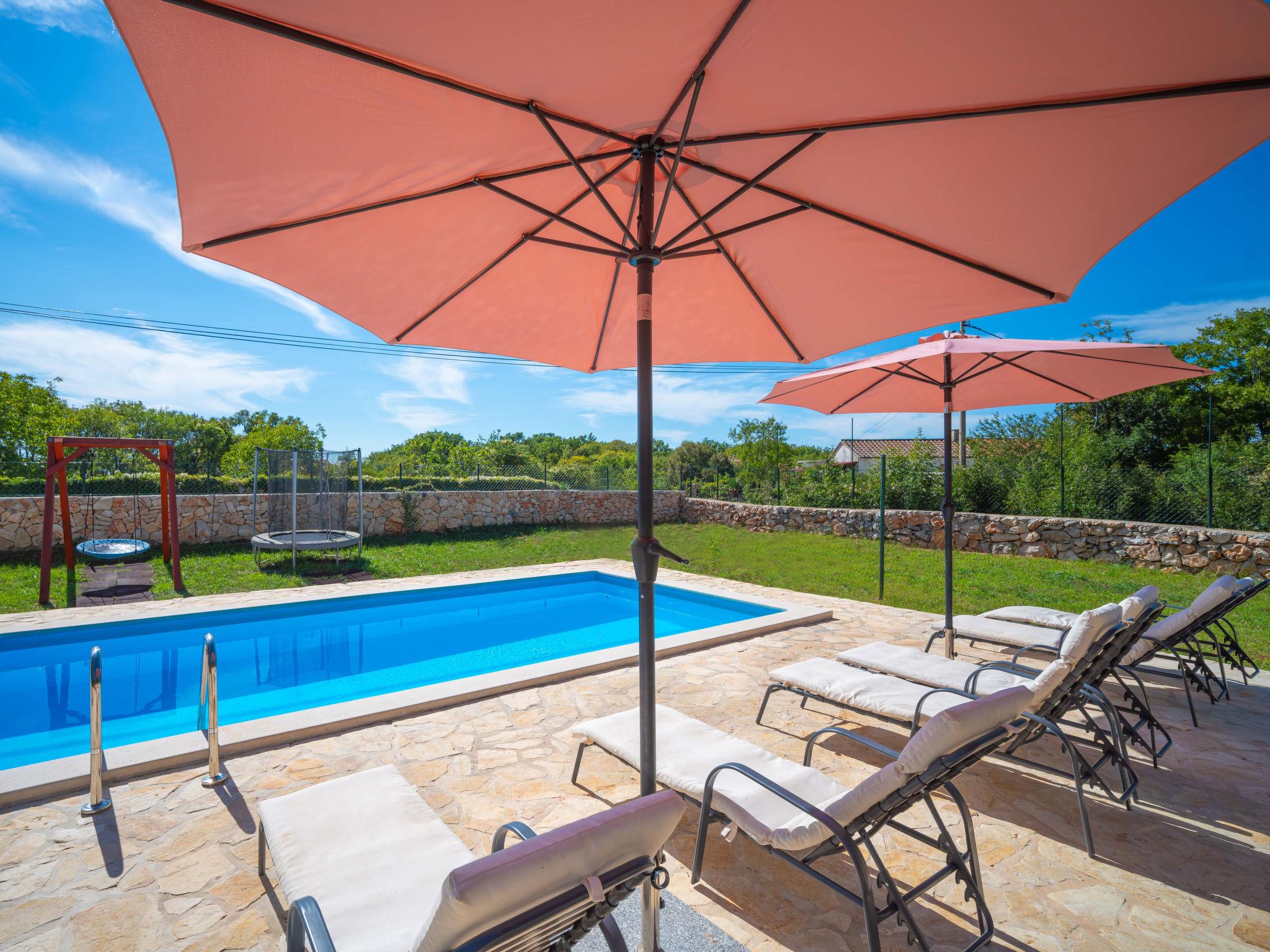 Photo 2 - Maison de 3 chambres à Dobrinj avec piscine privée et vues à la mer