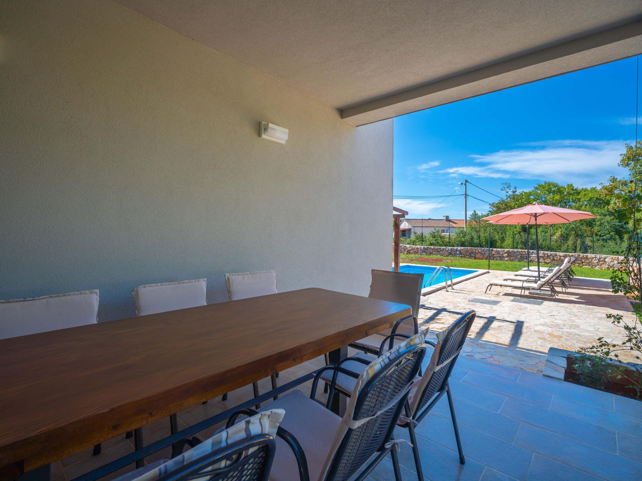 Photo 10 - Maison de 3 chambres à Dobrinj avec piscine privée et vues à la mer