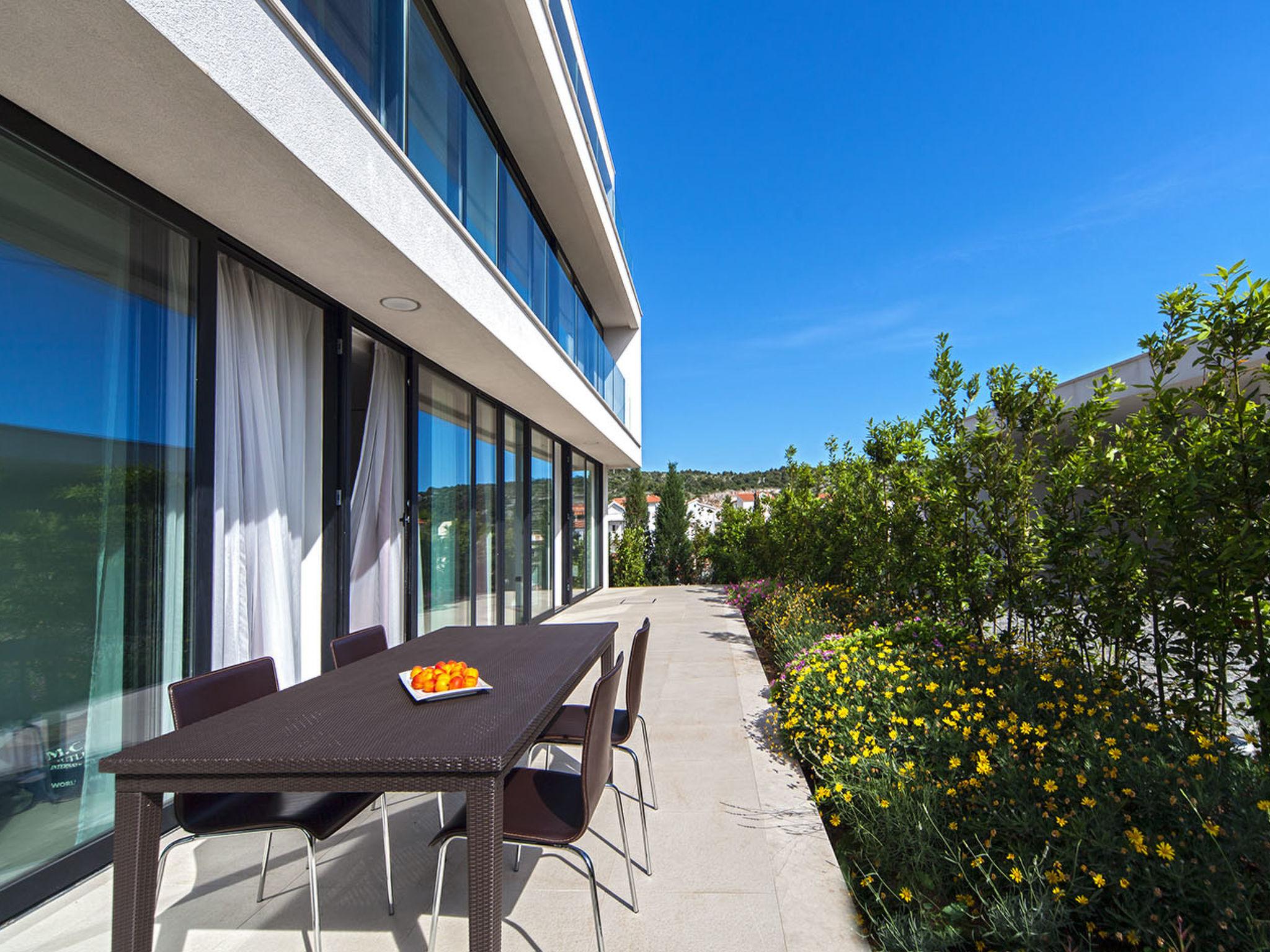 Foto 2 - Apartamento de 2 habitaciones en Primošten con piscina y vistas al mar