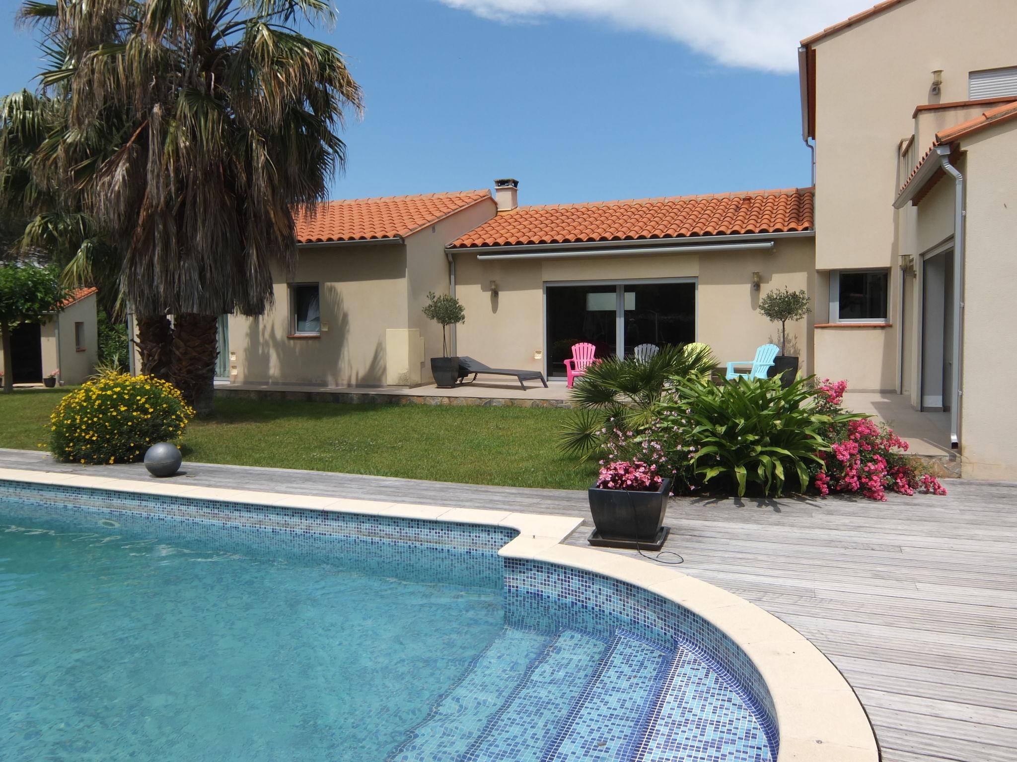 Foto 1 - Casa de 4 habitaciones en Saint-Génis-des-Fontaines con piscina privada y vistas al mar