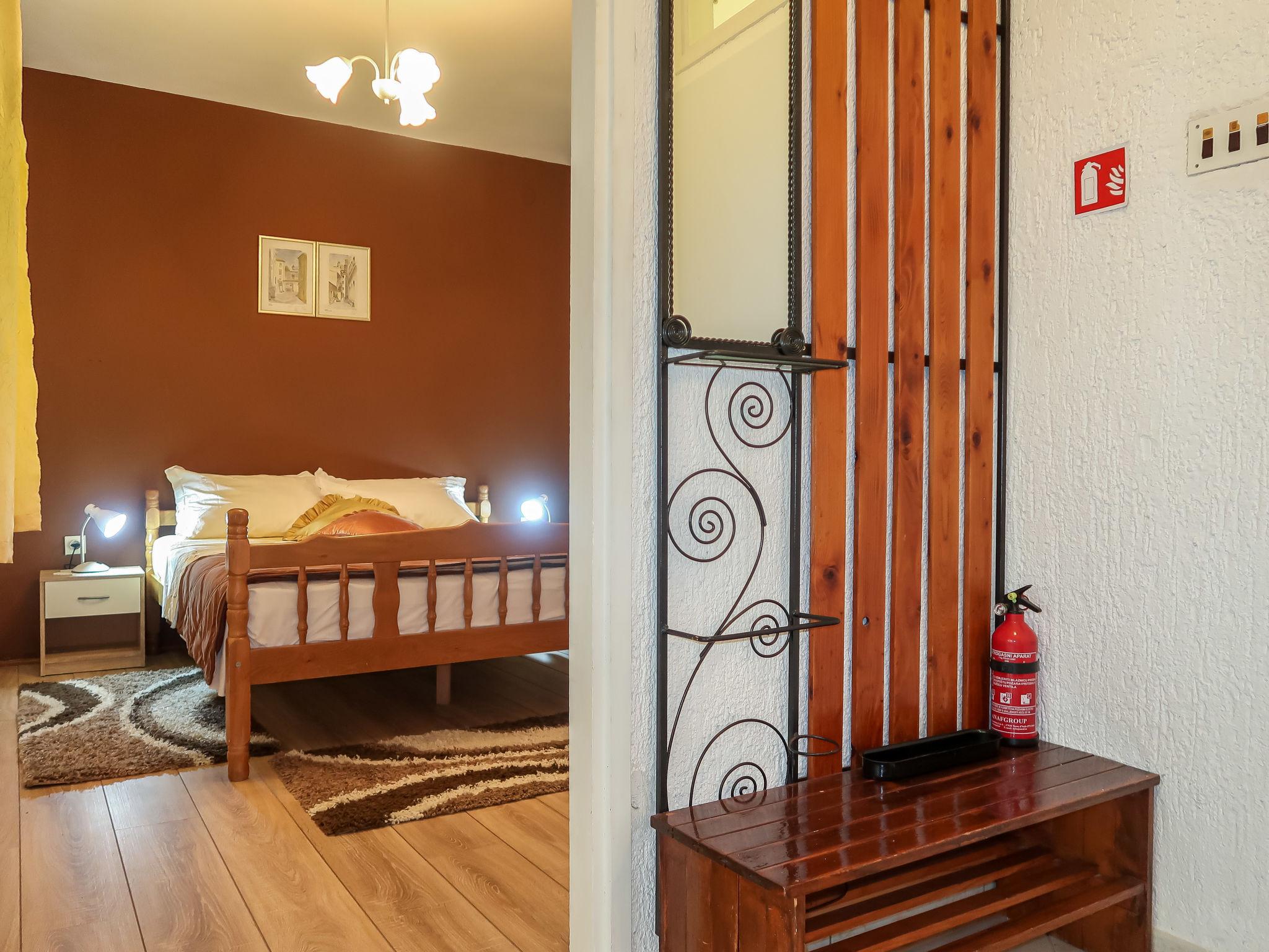Foto 22 - Appartamento con 2 camere da letto a Senj con giardino e vista mare