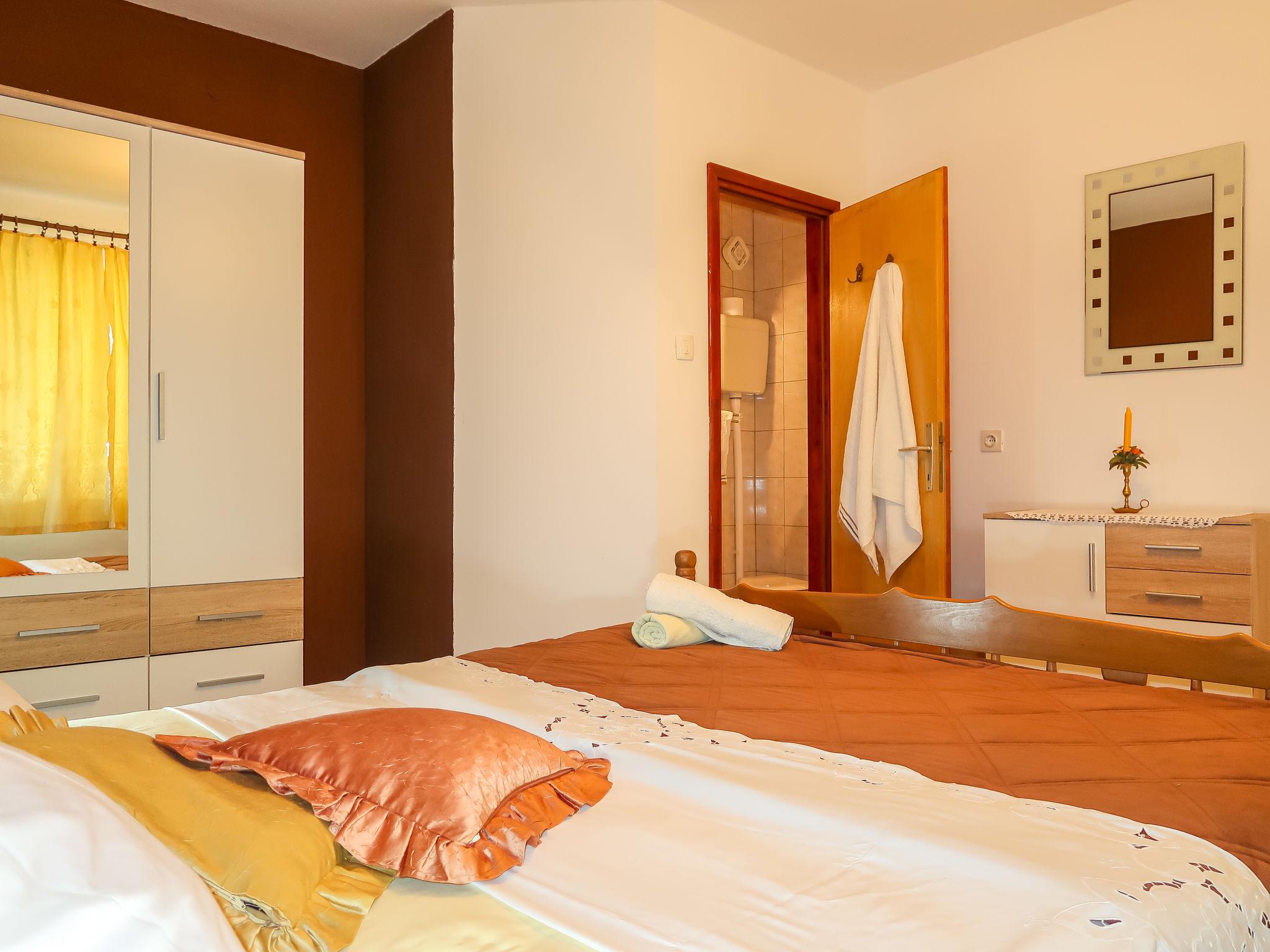 Foto 13 - Apartamento de 2 quartos em Senj com jardim e vistas do mar