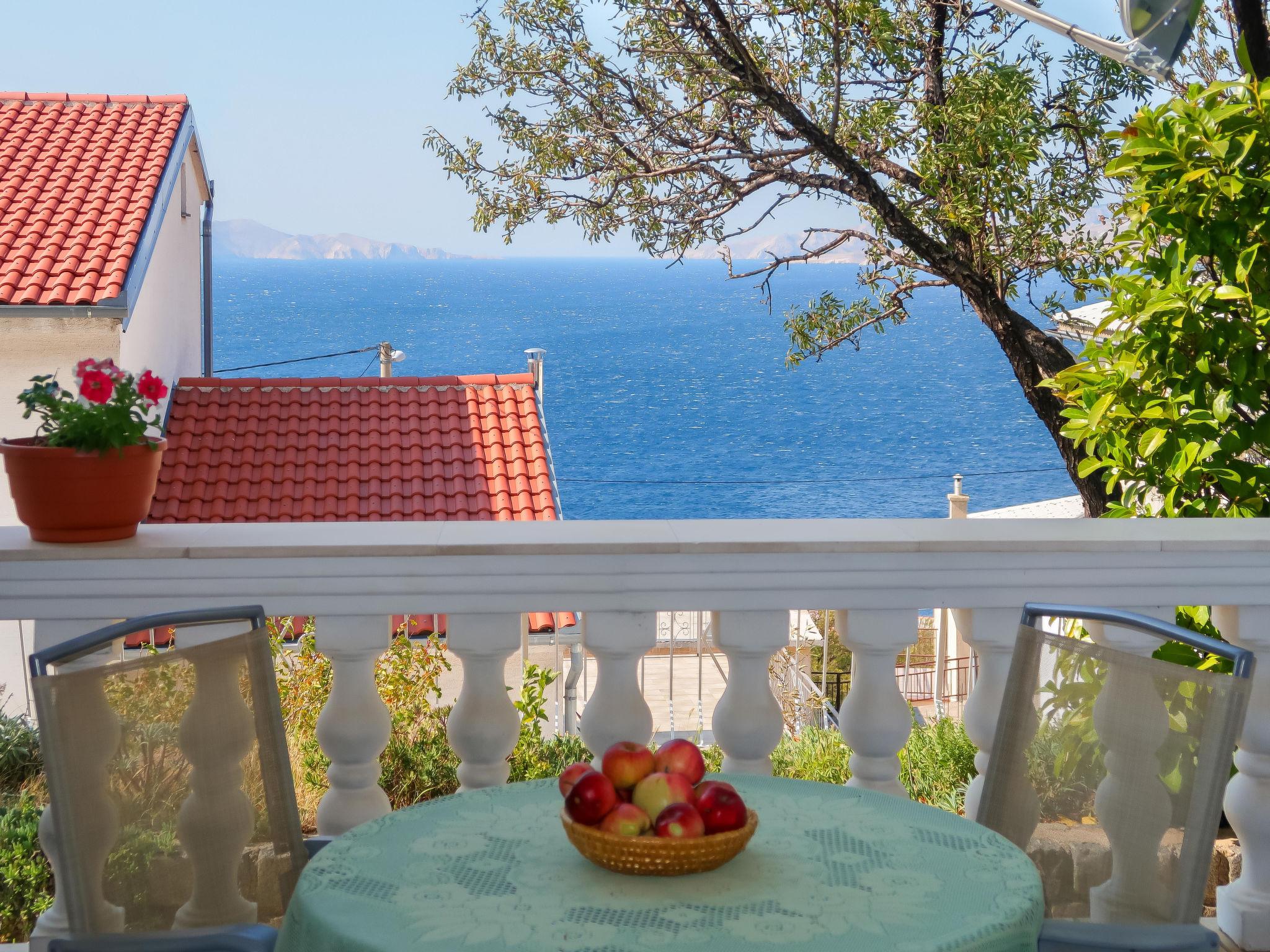 Foto 3 - Apartamento de 2 quartos em Senj com jardim e vistas do mar