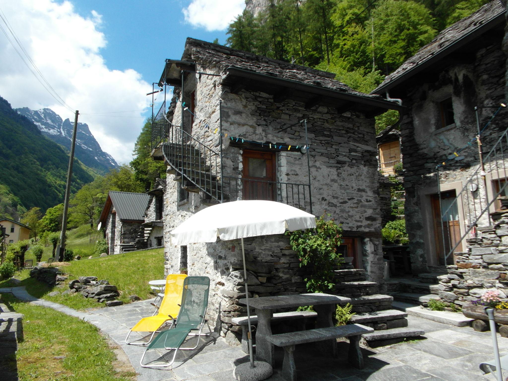 Photo 13 - Maison de 1 chambre à Brione avec jardin et vues sur la montagne