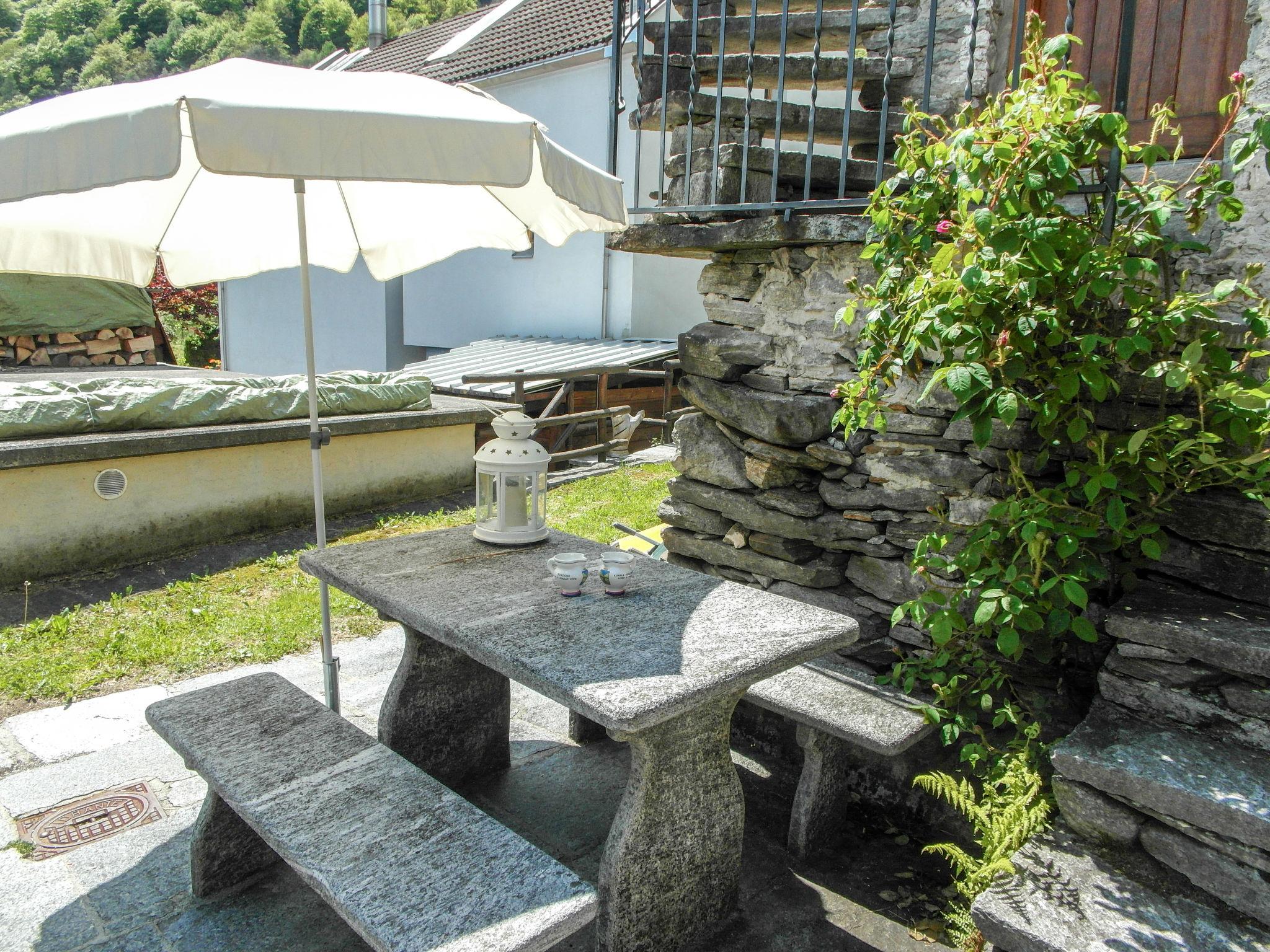 Photo 2 - Maison de 1 chambre à Brione avec jardin et vues sur la montagne