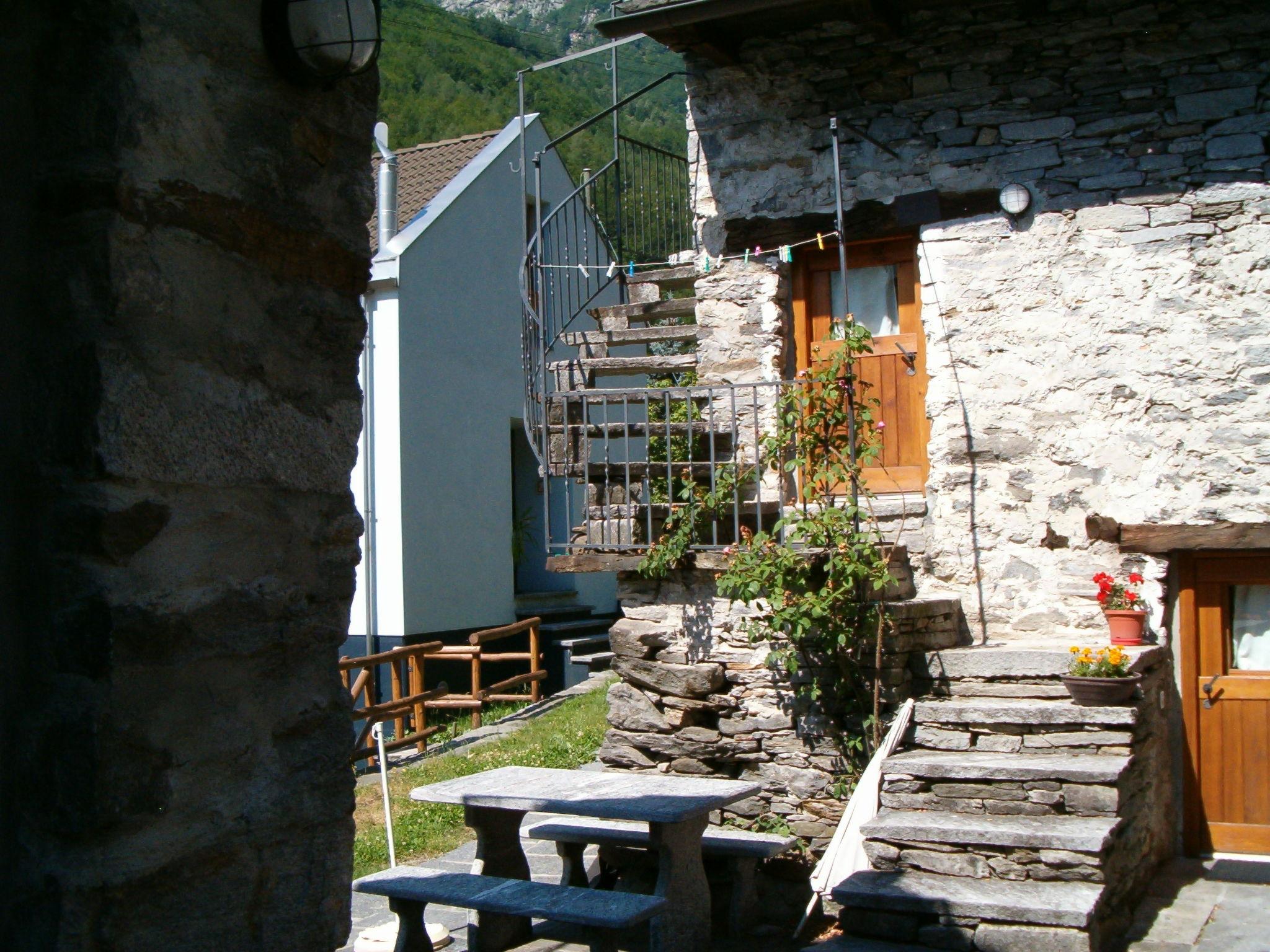 Foto 11 - Casa de 1 habitación en Brione con jardín y vistas a la montaña