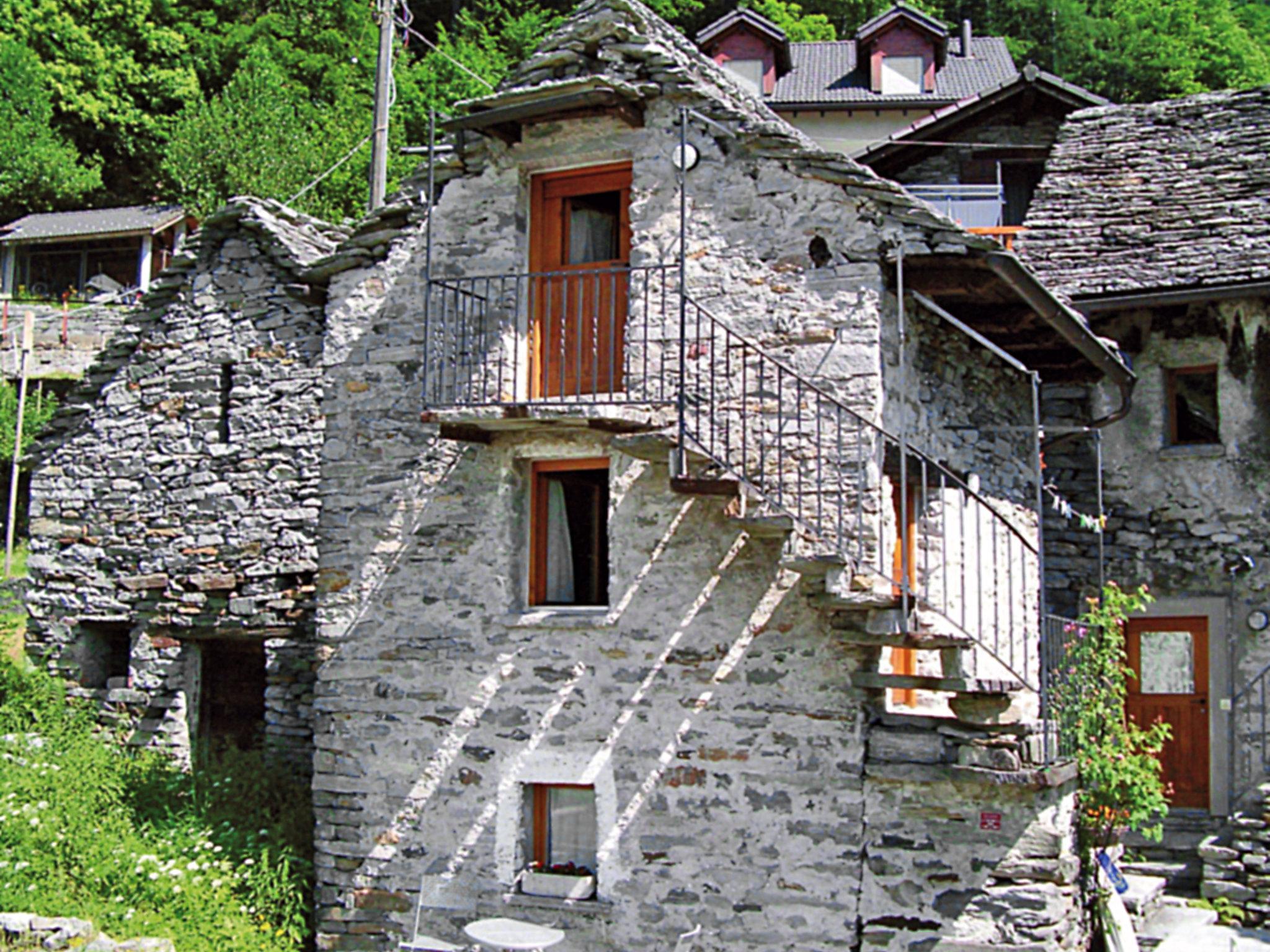 Foto 1 - Casa de 1 habitación en Brione con jardín y vistas a la montaña