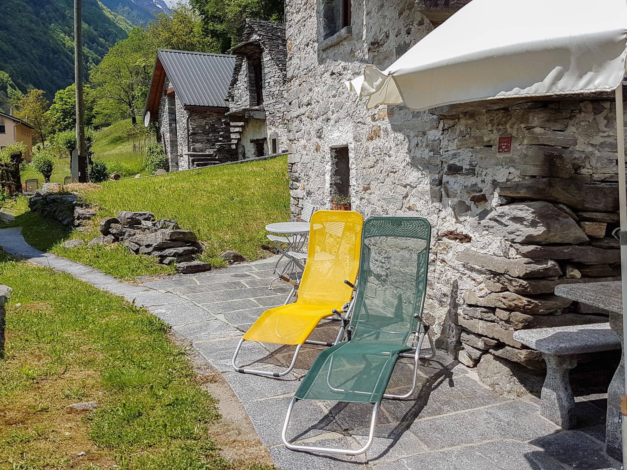 Photo 3 - Maison de 1 chambre à Brione avec jardin et vues sur la montagne