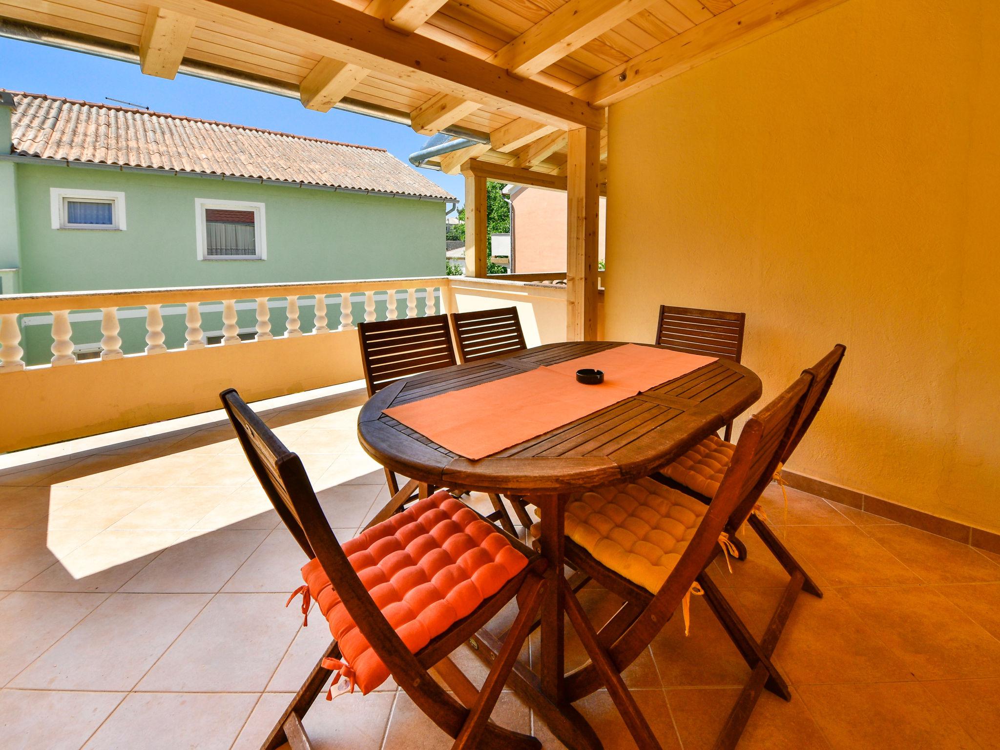 Photo 9 - Appartement de 2 chambres à Rab avec piscine et terrasse