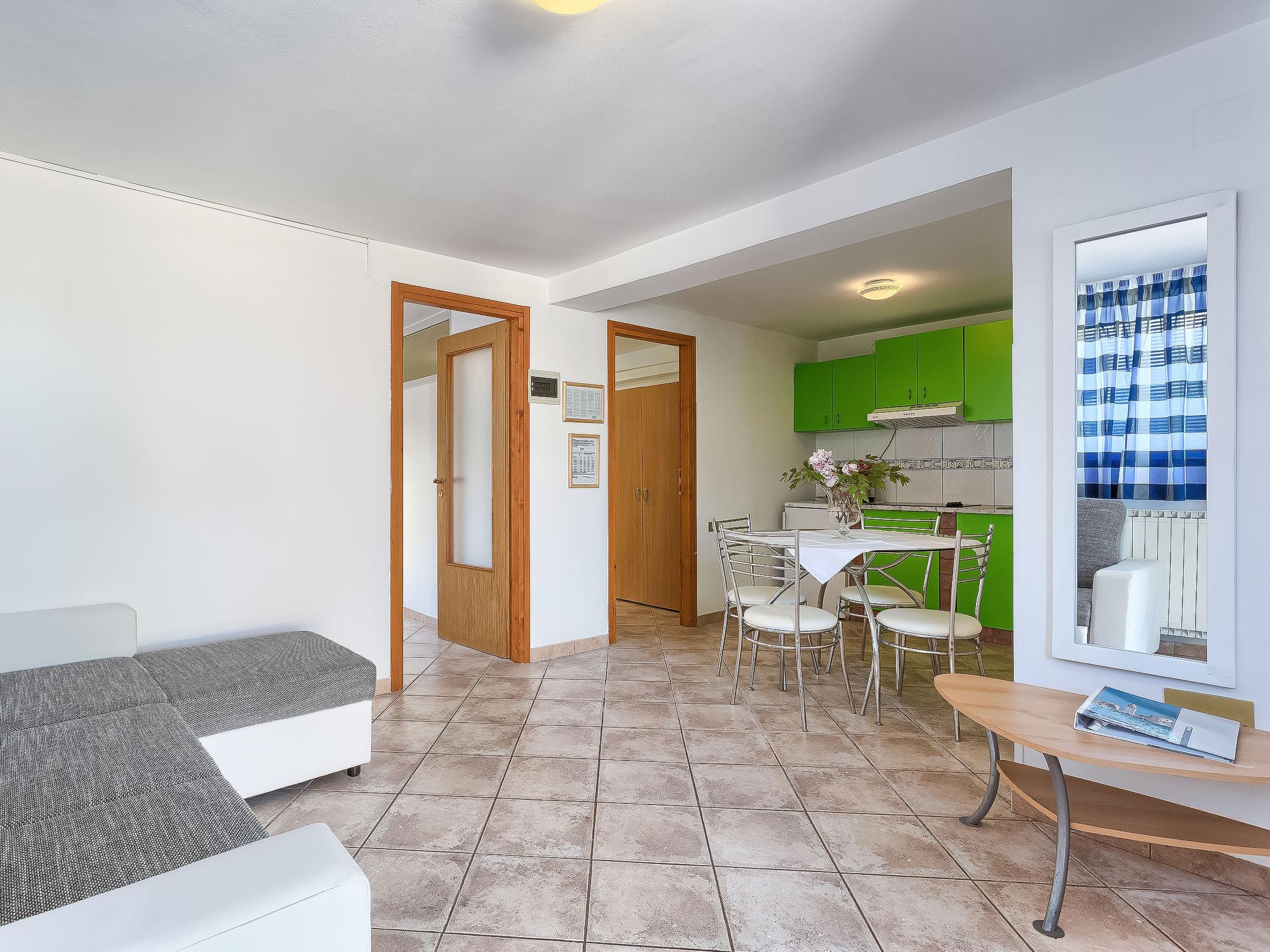 Foto 4 - Apartamento de 2 habitaciones en Umag con piscina y jardín