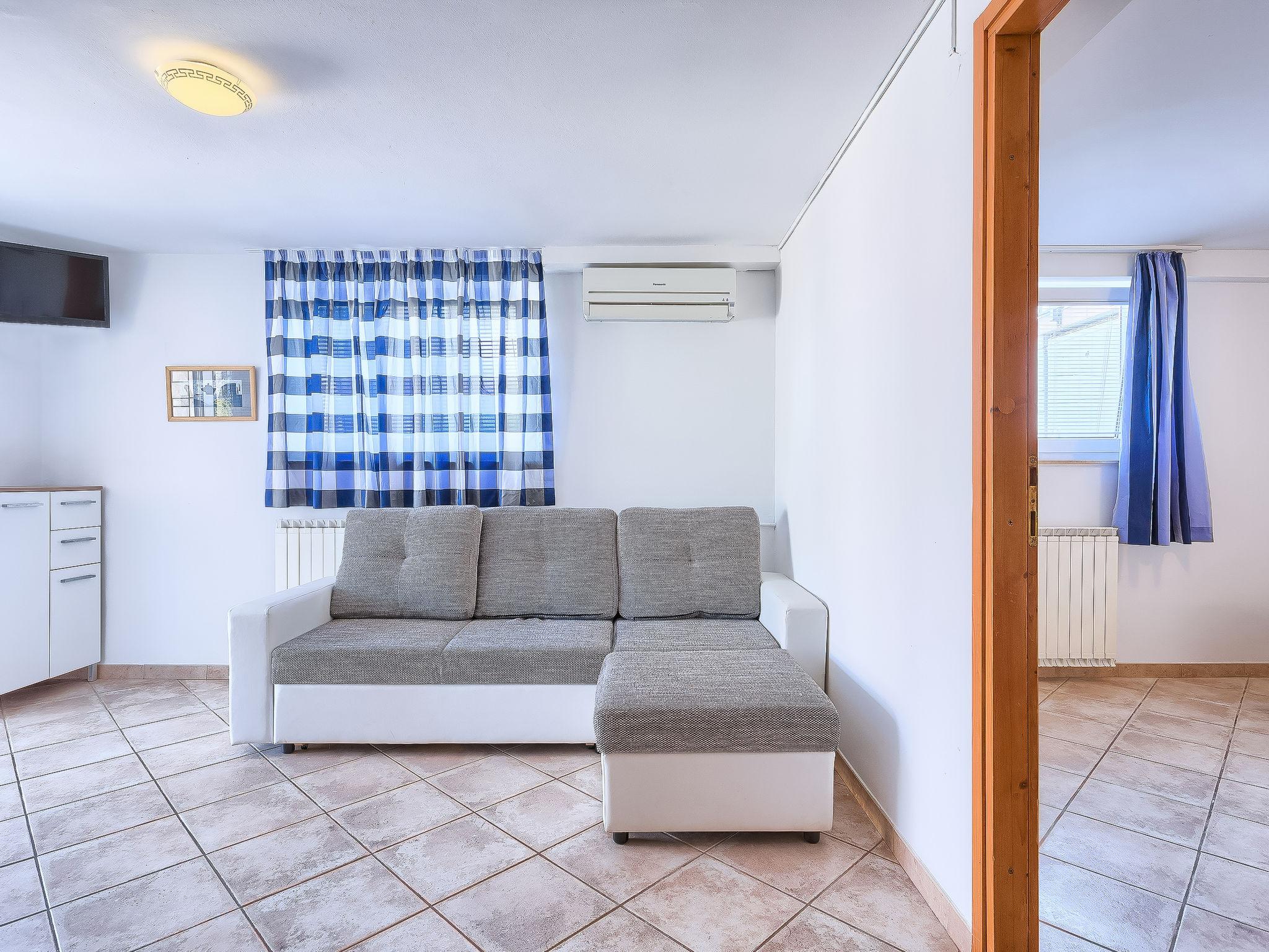 Foto 7 - Appartamento con 2 camere da letto a Umag con piscina e vista mare