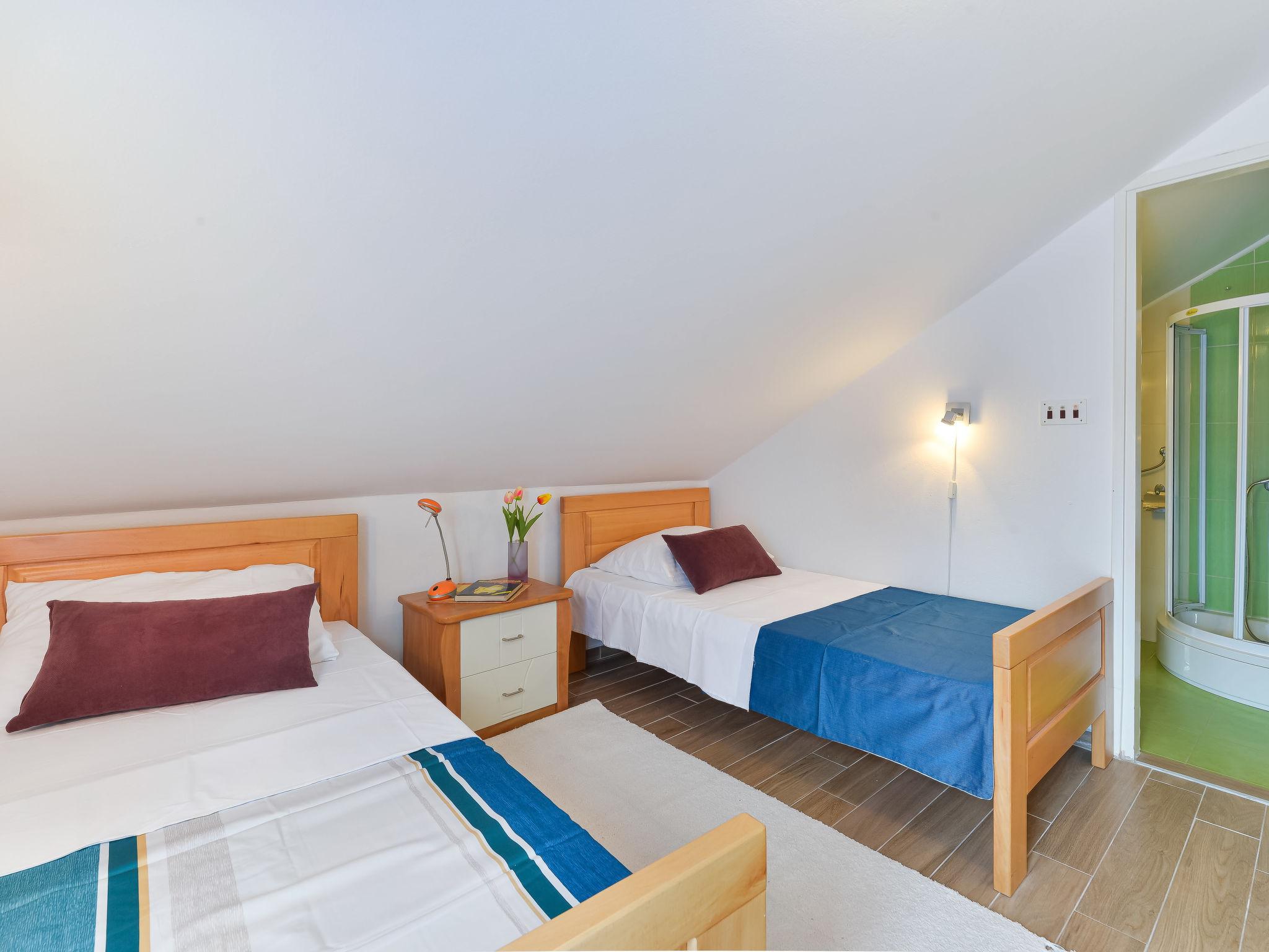 Foto 12 - Appartamento con 2 camere da letto a Novigrad con piscina e vista mare