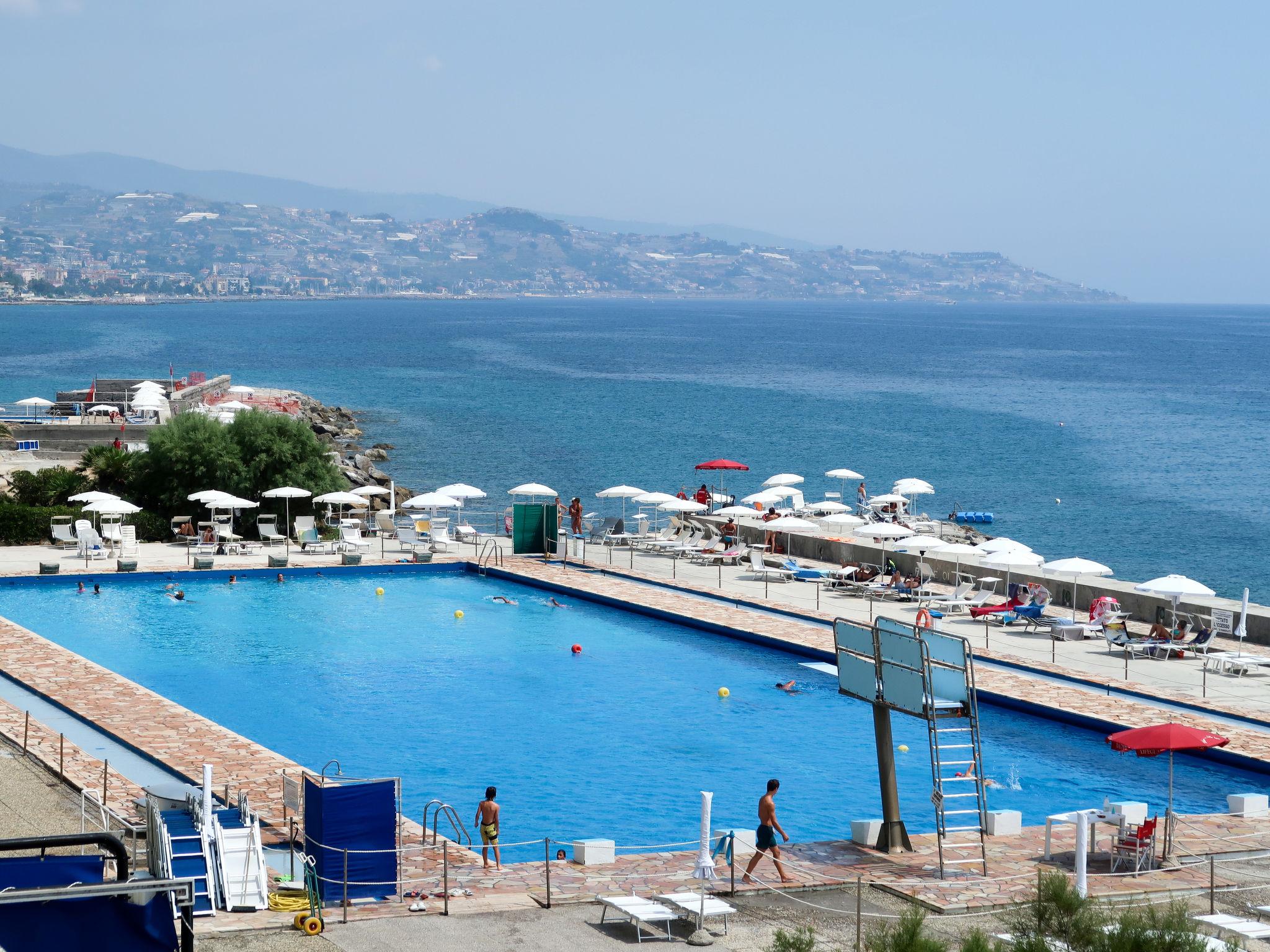 Photo 2 - Apartment in Sanremo with swimming pool and sea view