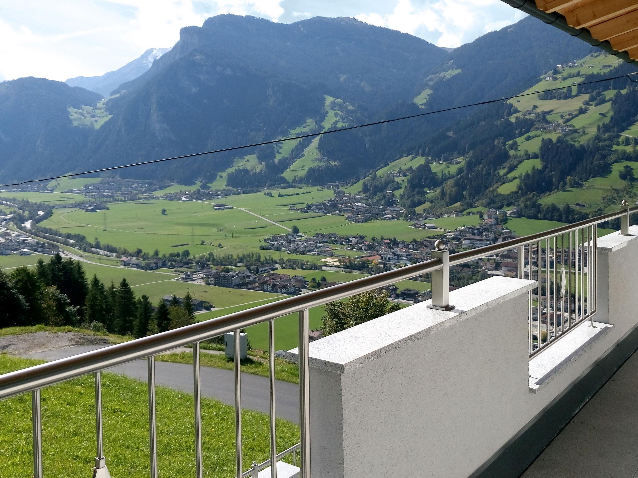 Foto 2 - Appartamento con 2 camere da letto a Ramsau im Zillertal con vista sulle montagne