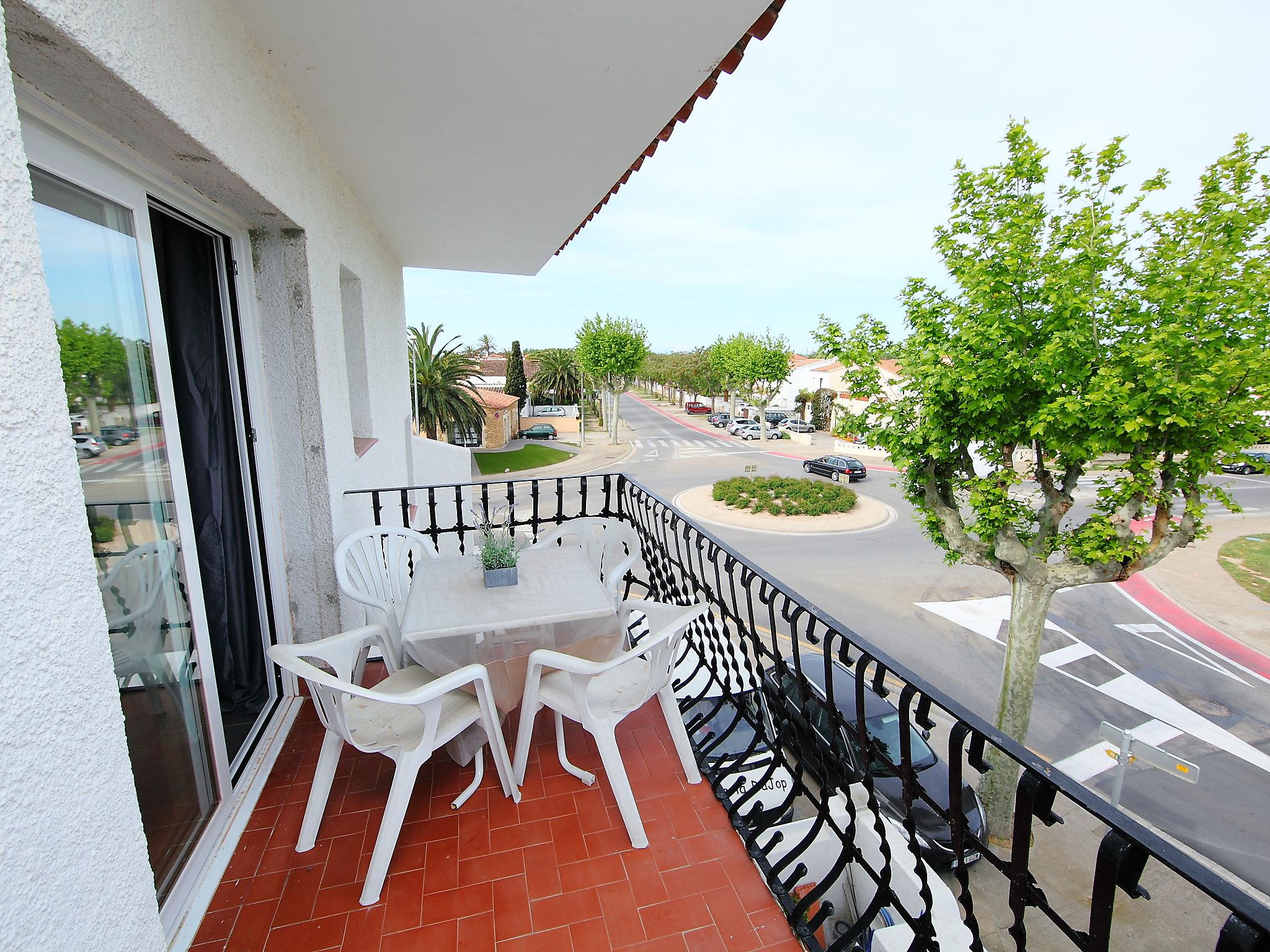 Foto 1 - Apartamento de 1 habitación en Castelló d'Empúries con vistas al mar