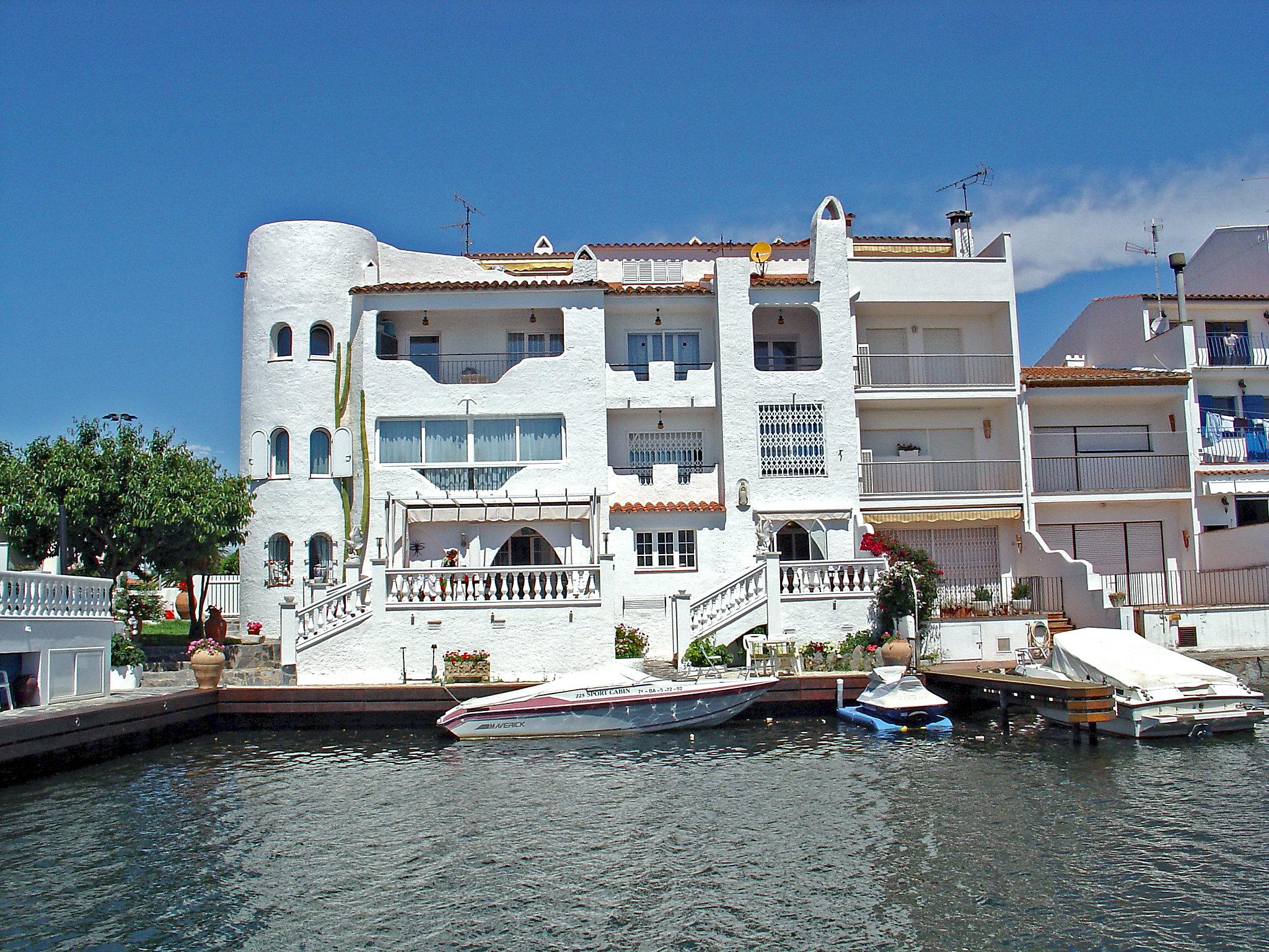 Foto 13 - Apartment mit 1 Schlafzimmer in Castelló d'Empúries mit blick aufs meer