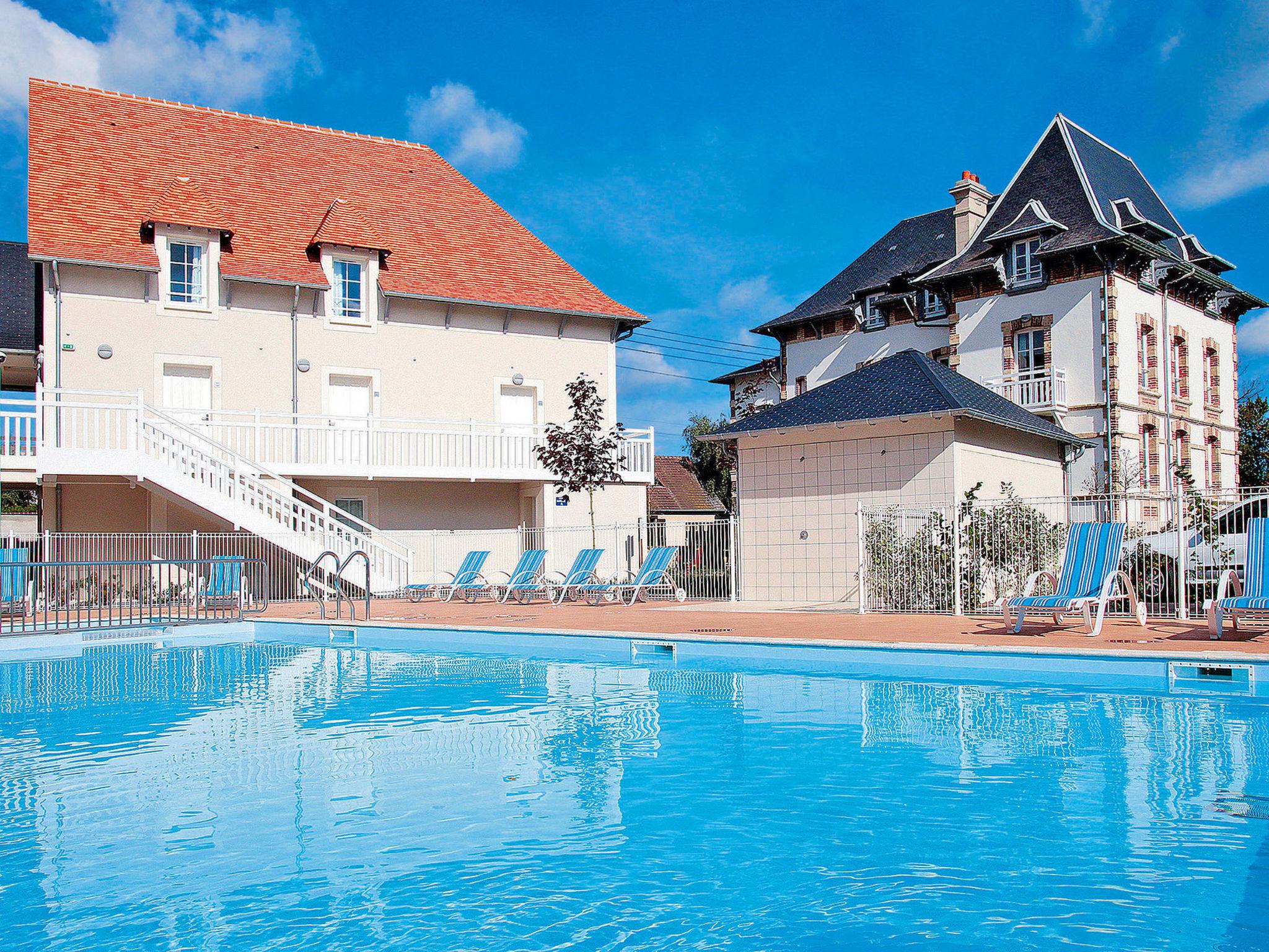 Foto 5 - Apartment mit 2 Schlafzimmern in Cabourg mit schwimmbad und blick aufs meer