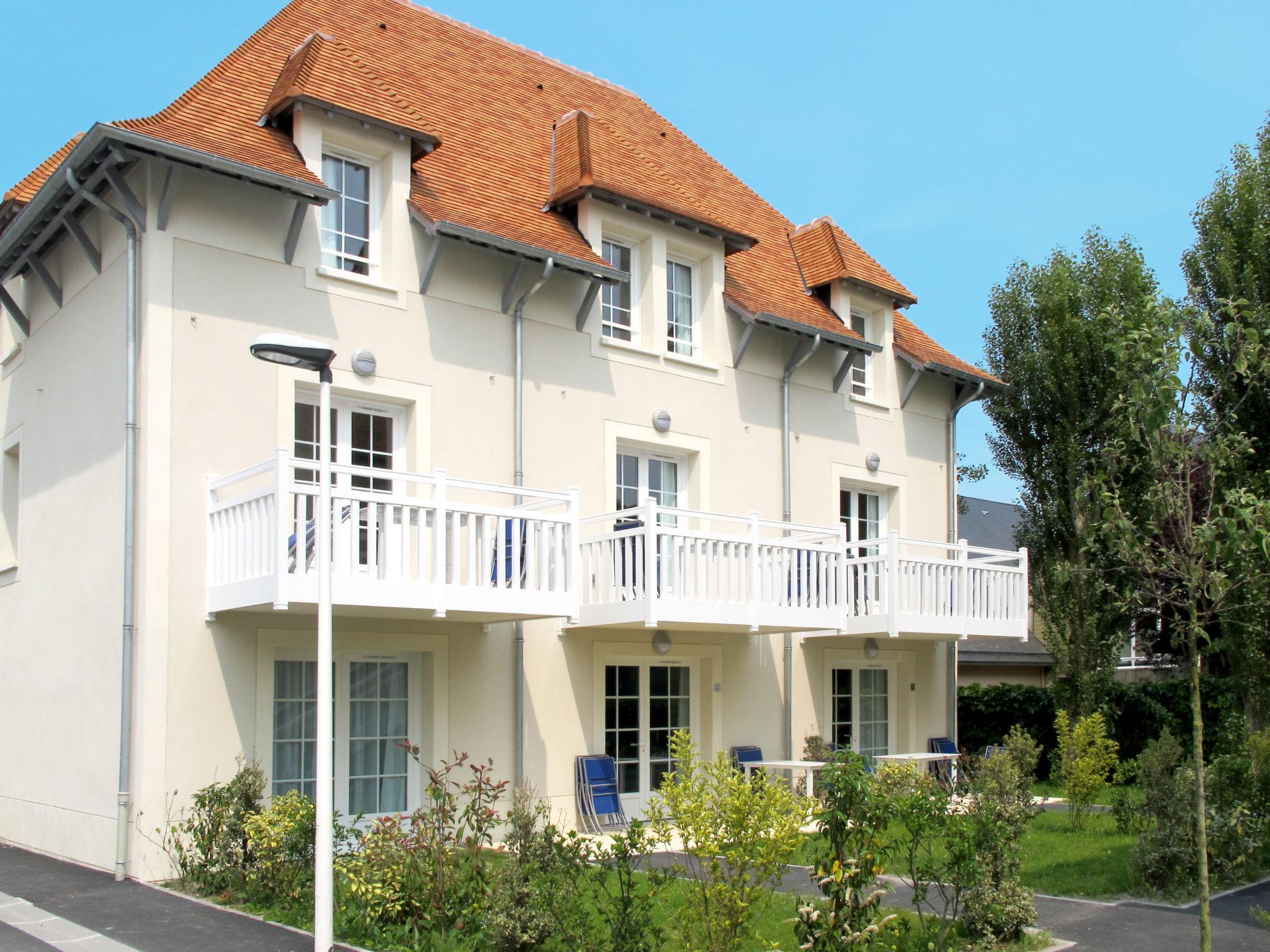 Foto 11 - Apartment mit 1 Schlafzimmer in Cabourg mit schwimmbad und blick aufs meer