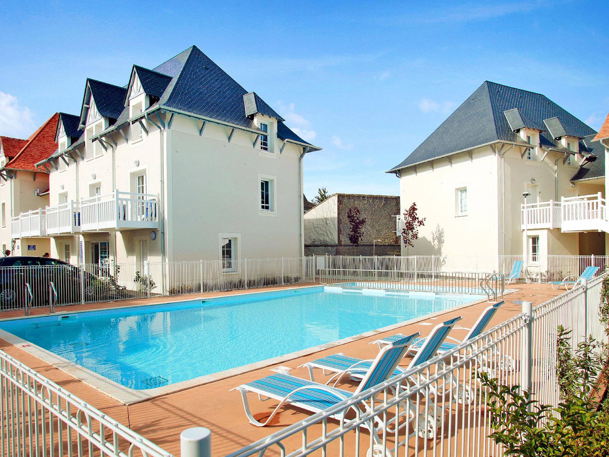 Foto 1 - Apartamento de 1 habitación en Cabourg con piscina y vistas al mar