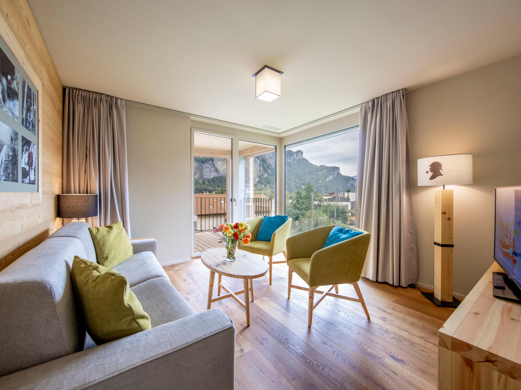 Foto 2 - Appartamento con 2 camere da letto a Meiringen con giardino e vista sulle montagne